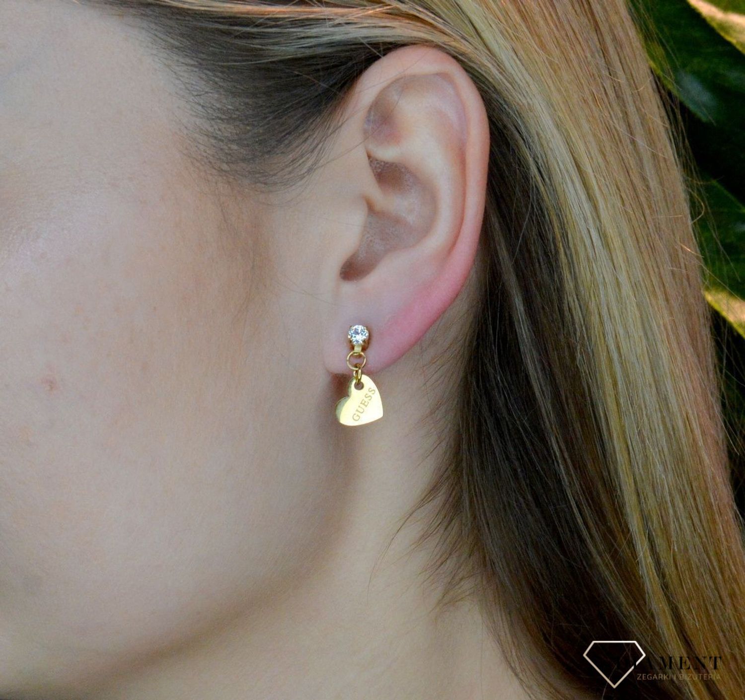 Kolczyki damskie GUESS przy uchu z cyrkoniami i serduszkami JUBE01083JWYGT.jpg