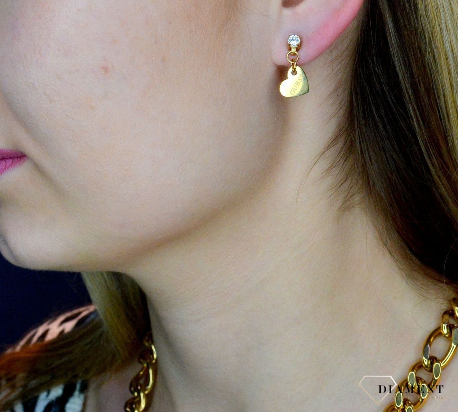 Kolczyki damskie GUESS przy uchu z cyrkoniami i serduszkami JUBE01083JWYGT.jpg