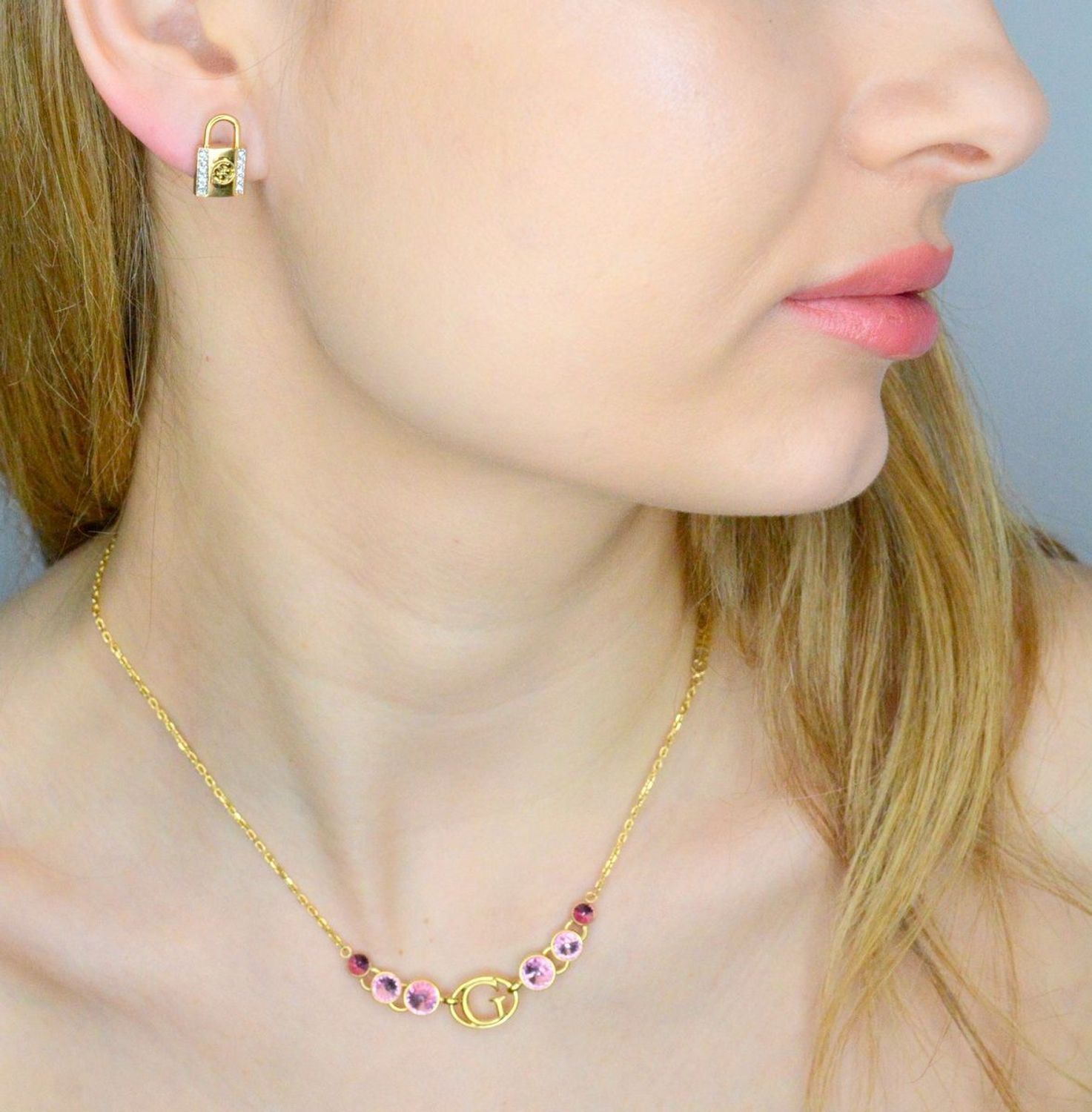 Kolczyki GUESS stalowe logo Guess kłódka z cyrkoniami JUBE01096JWYGT-U.jpg