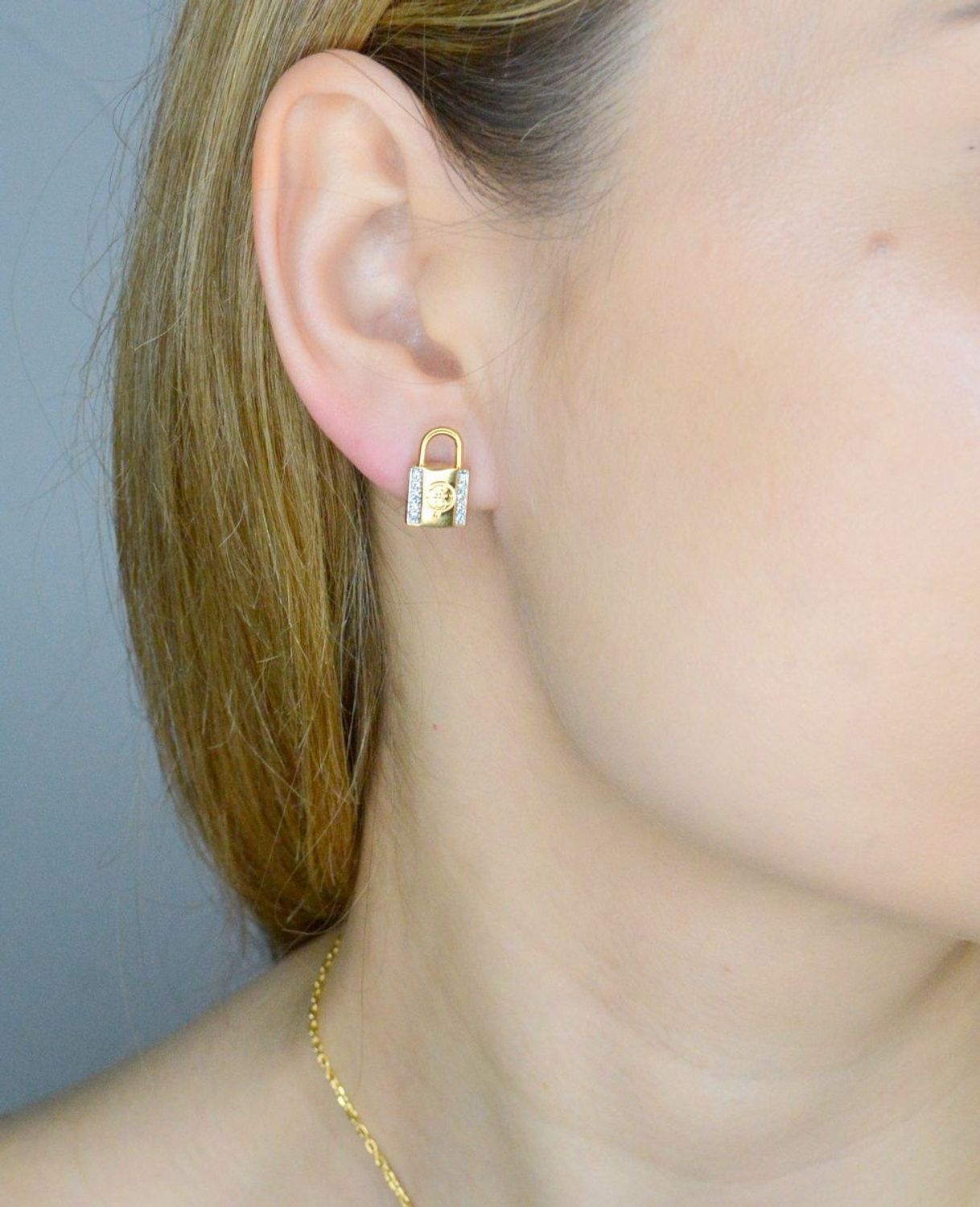 Kolczyki GUESS stalowe logo Guess kłódka z cyrkoniami JUBE01096JWYGT-U.jpg