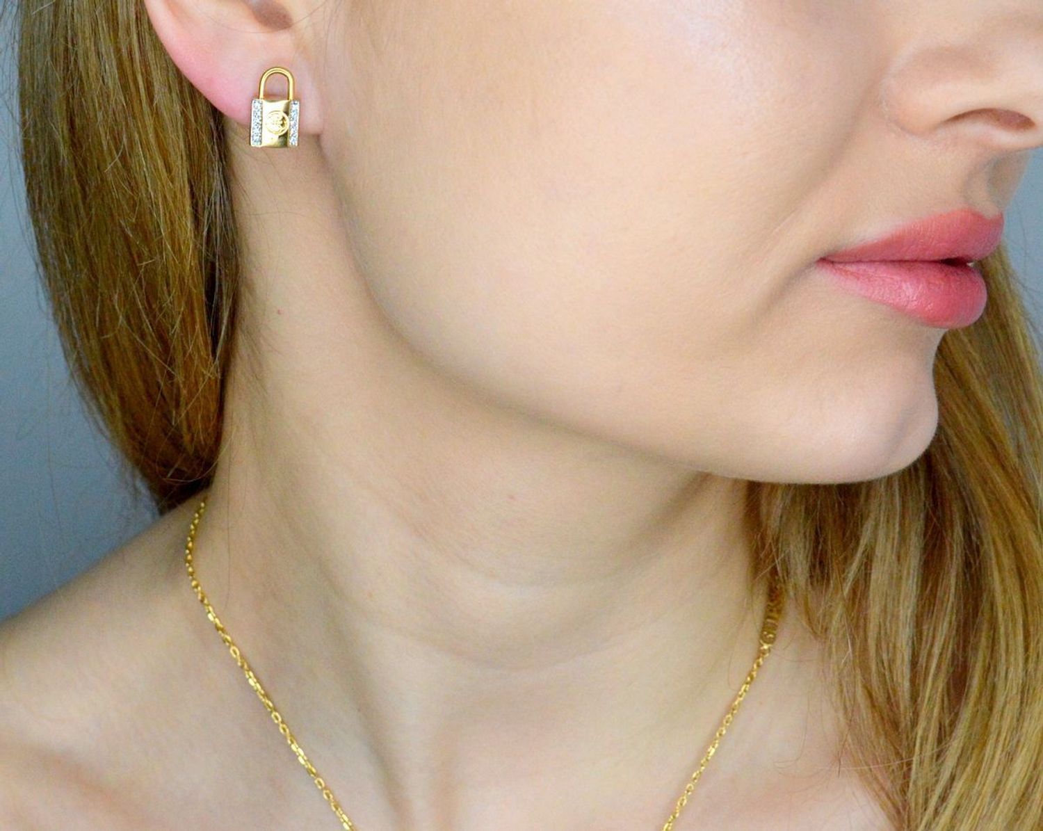 Kolczyki GUESS stalowe logo Guess kłódka z cyrkoniami JUBE01096JWYGT-U.jpg