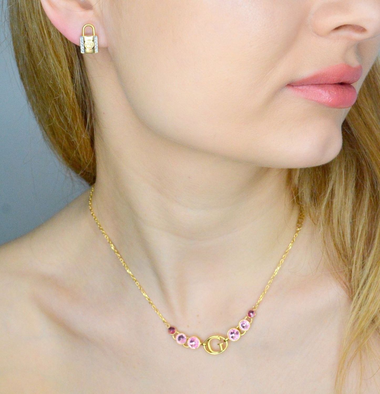 Kolczyki GUESS stalowe logo Guess kłódka z cyrkoniami JUBE01096JWYGT-U.jpg