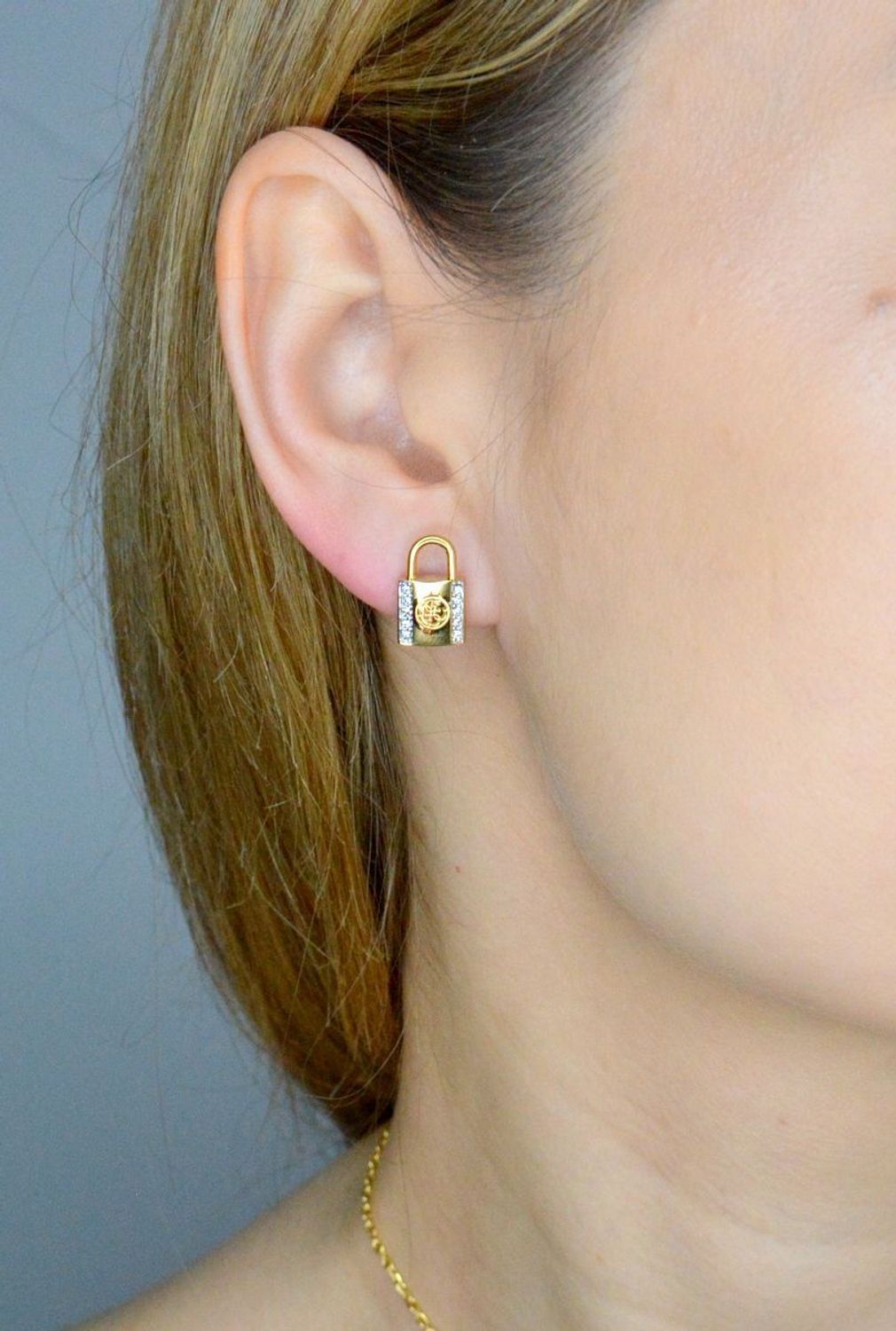 Kolczyki GUESS stalowe logo Guess kłódka z cyrkoniami JUBE01096JWYGT-U.jpg