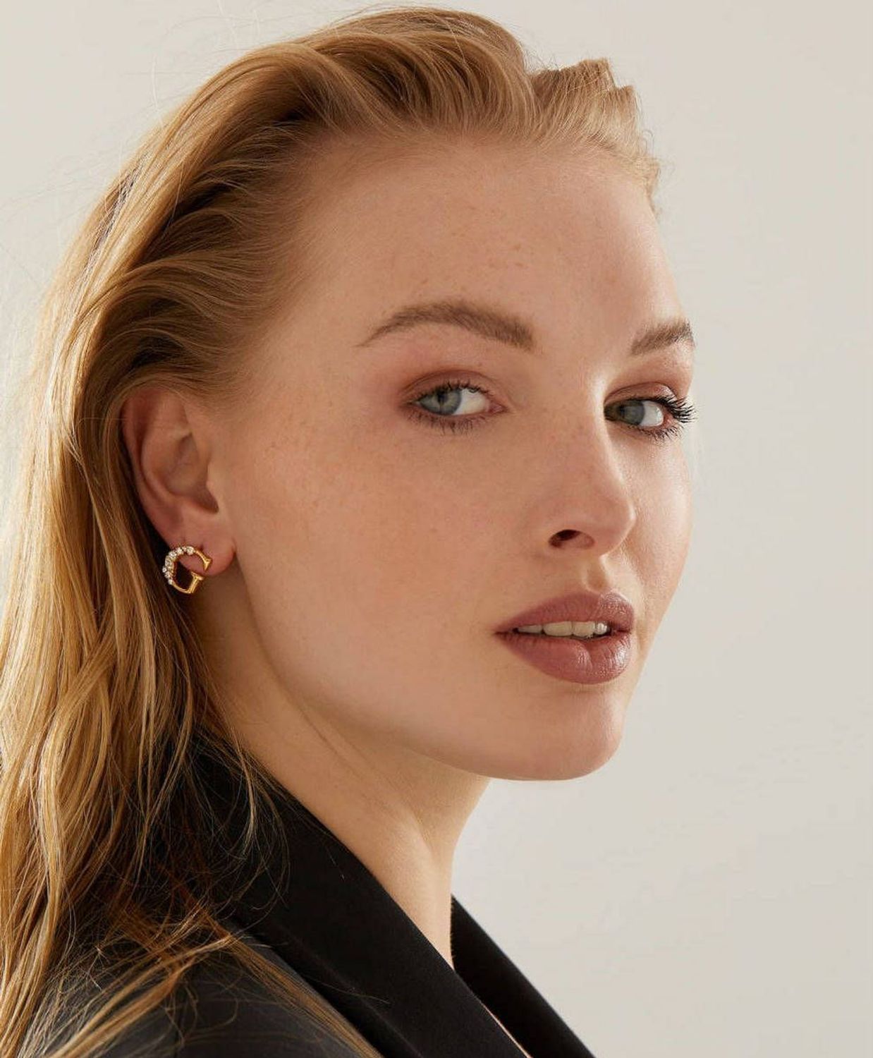 JUBE01113JW-Kolczyki GUESS w kolorze złotym litera 'G' z cyrkoniami.jpg