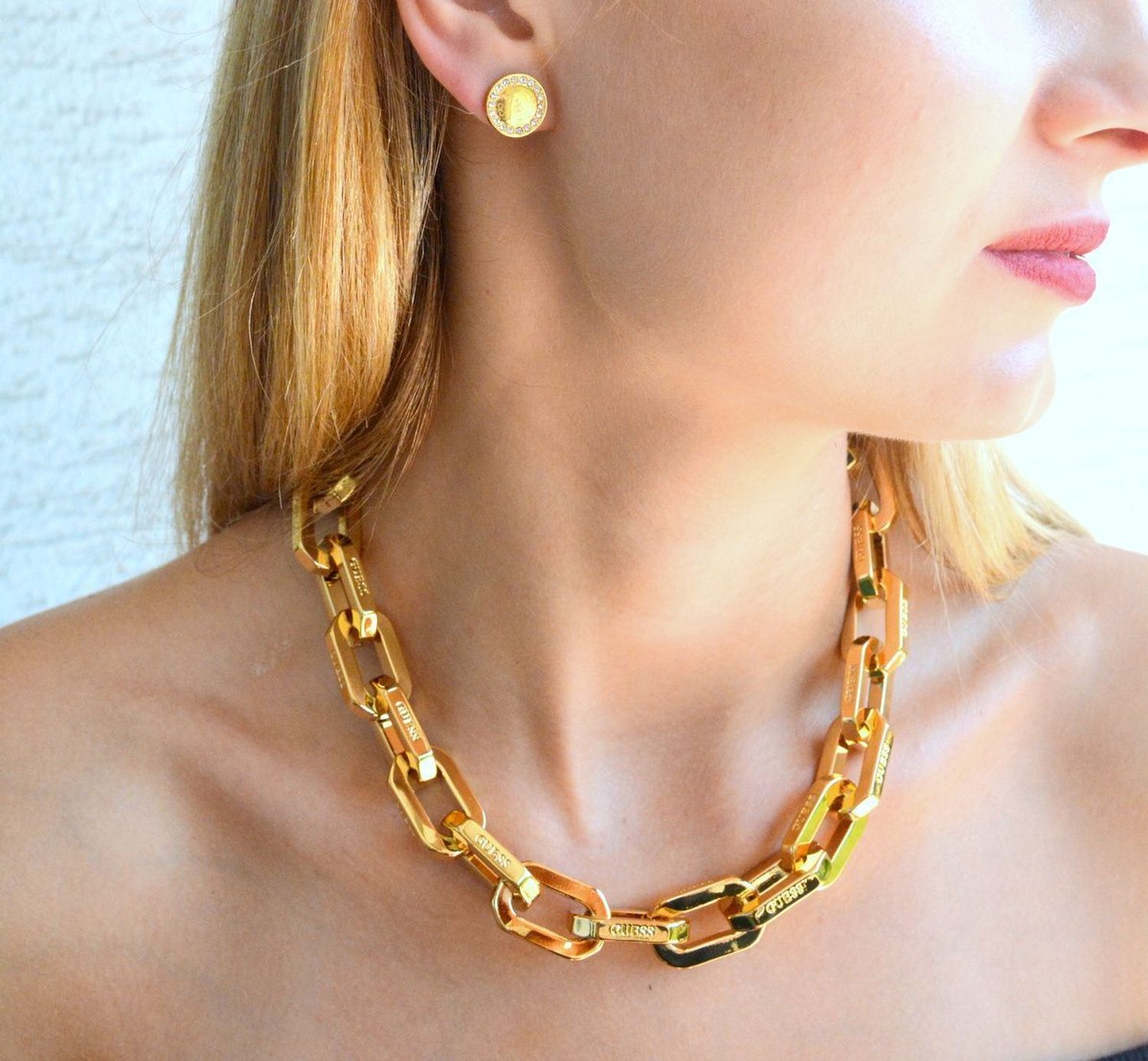 Kolczyki damskie GUESS wkrętki logo z cyrkoniami JUBE01161JWYG. Markowe kolczyki ze stali. Biżuteria oryginalna Guess. Kolczyki na lato. Kolczyki logo z guess. Modna biżuteria na lato. Pomysł na prezent..jpg