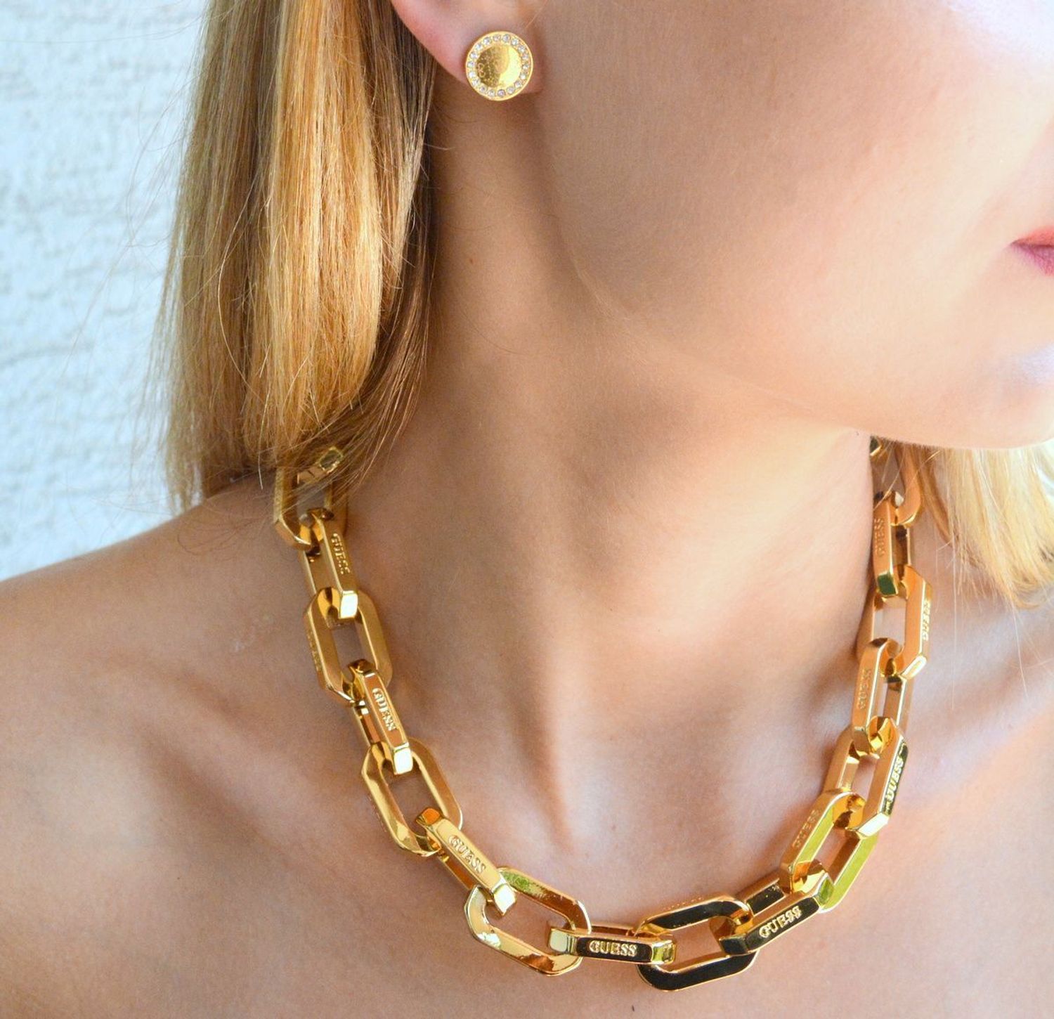 Kolczyki damskie GUESS wkrętki logo z cyrkoniami JUBE01161JWYG. Markowe kolczyki ze stali. Biżuteria oryginalna Guess. Kolczyki na lato. Kolczyki logo z guess. Modna biżuteria na lato. Pomysł na prezent..jpg