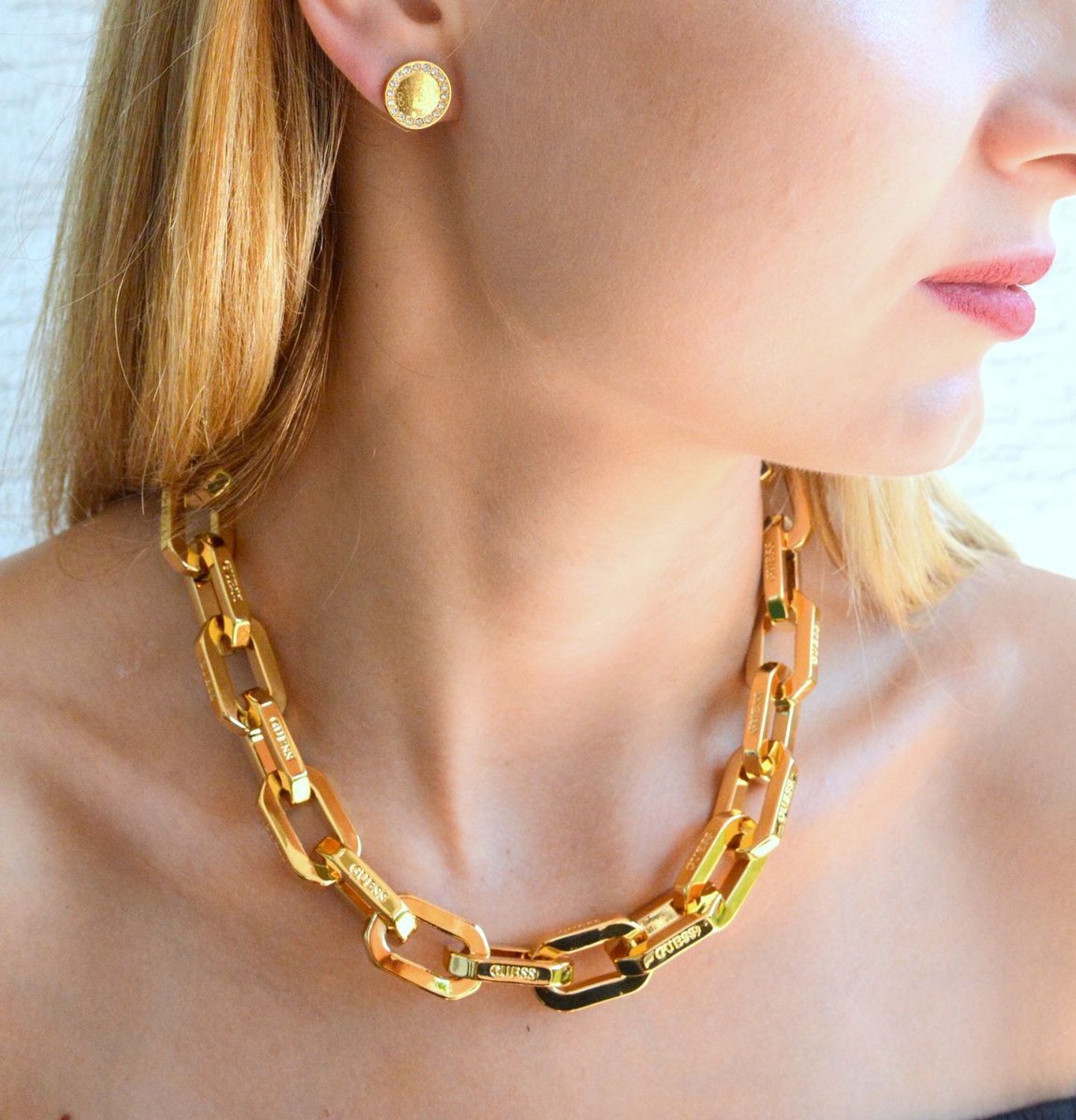 Kolczyki damskie GUESS wkrętki logo z cyrkoniami JUBE01161JWYG. Markowe kolczyki ze stali. Biżuteria oryginalna Guess. Kolczyki na lato. Kolczyki logo z guess. Modna biżuteria na lato. Pomysł na prezent..jpg