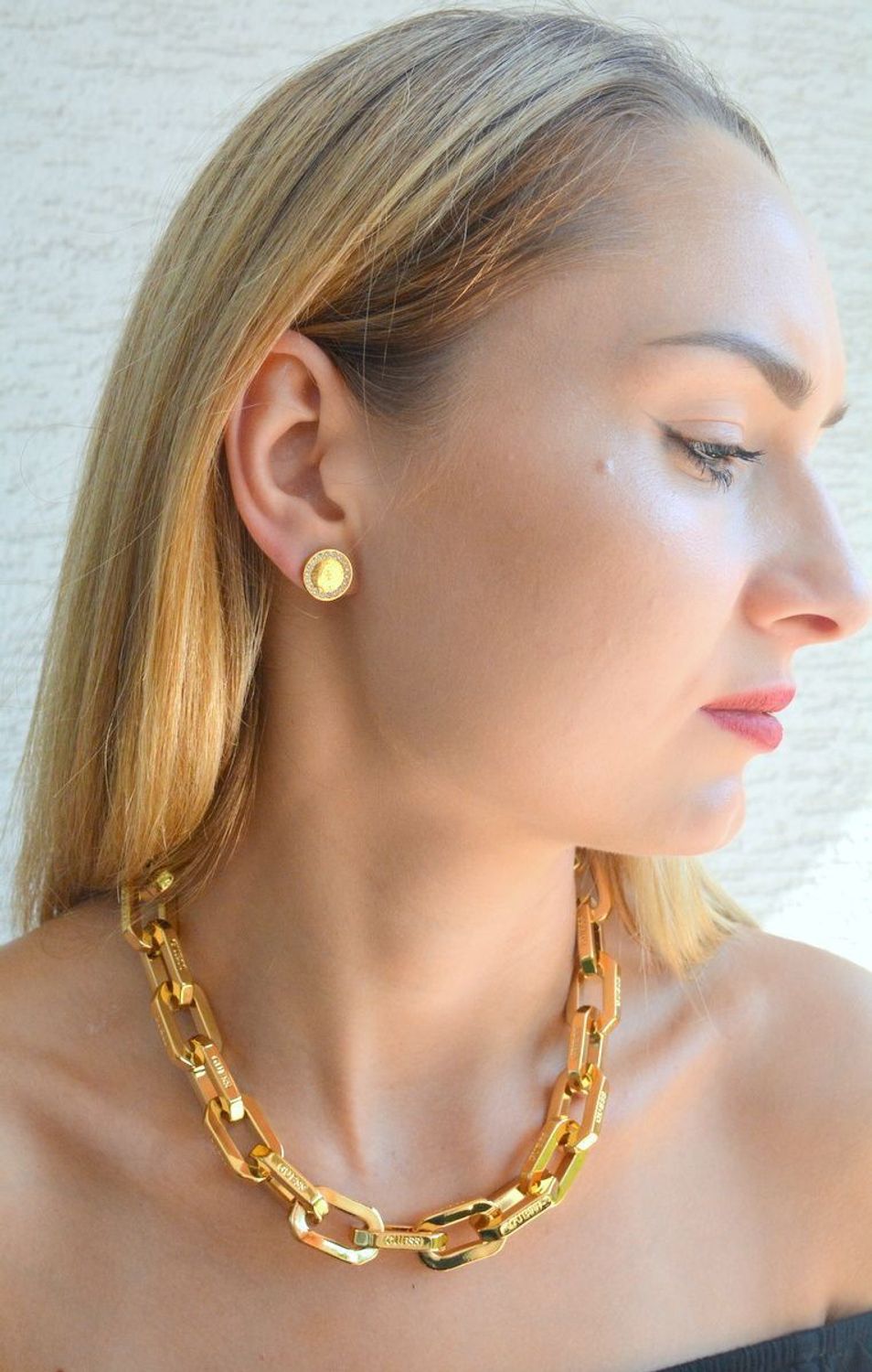 Kolczyki damskie GUESS wkrętki logo z cyrkoniami JUBE01161JWYG. Markowe kolczyki ze stali. Biżuteria oryginalna Guess. Kolczyki na lato. Kolczyki logo z guess. Modna biżuteria na lato. Pomysł na prezent..jpg