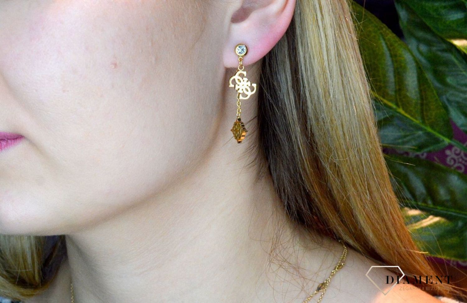 12Kolczyki złote damskie GUESS 'Wiszące logo' JUBE01177JWYGT.jpg