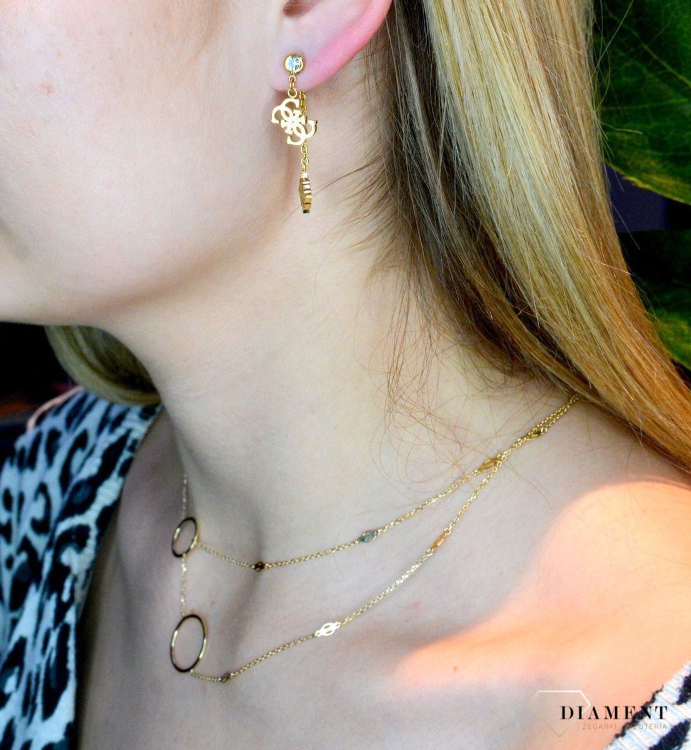 12Kolczyki złote damskie GUESS 'Wiszące logo' JUBE01177JWYGT.jpg