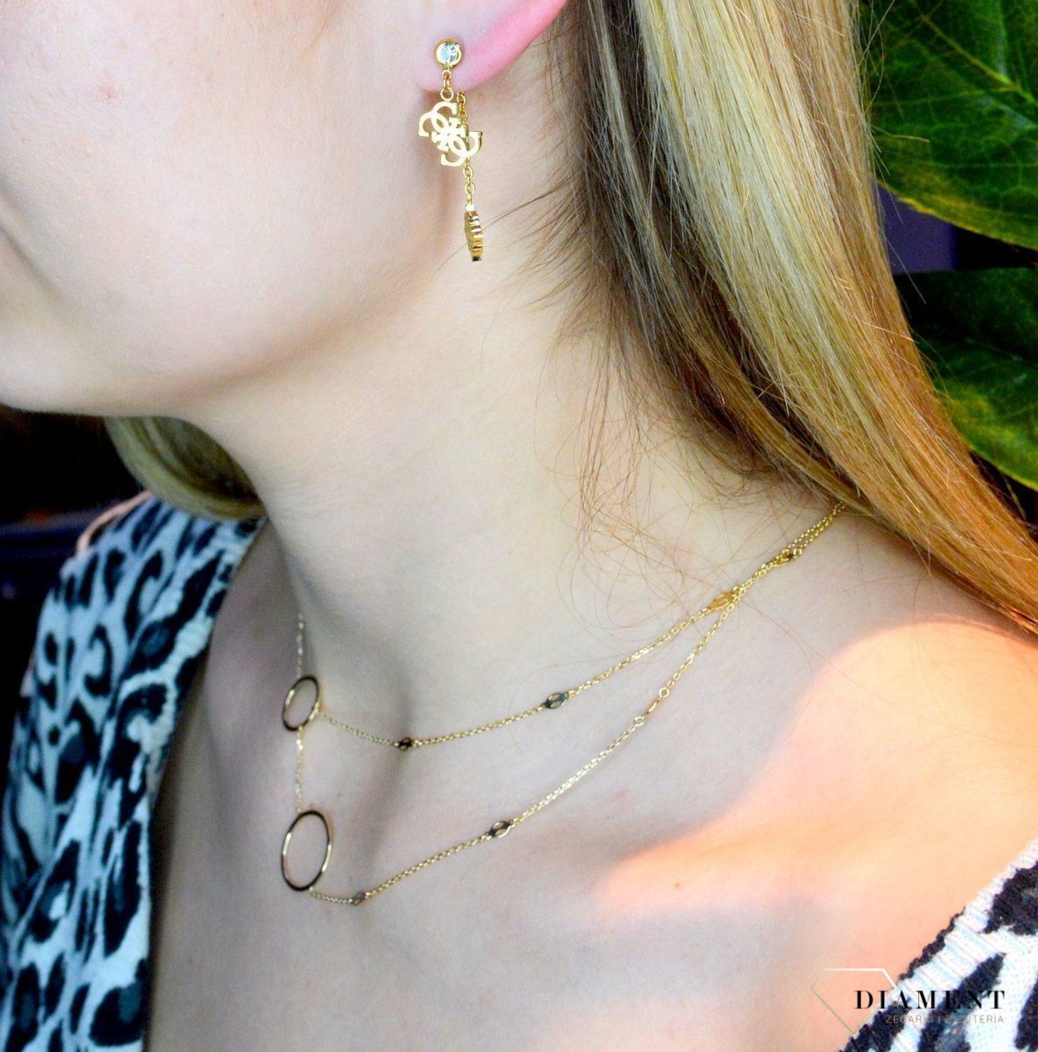 12Kolczyki złote damskie GUESS 'Wiszące logo' JUBE01177JWYGT.jpg