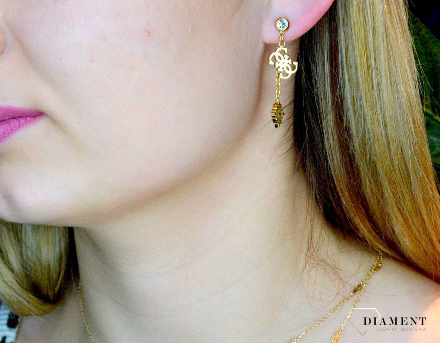 12Kolczyki złote damskie GUESS 'Wiszące logo' JUBE01177JWYGT.jpg