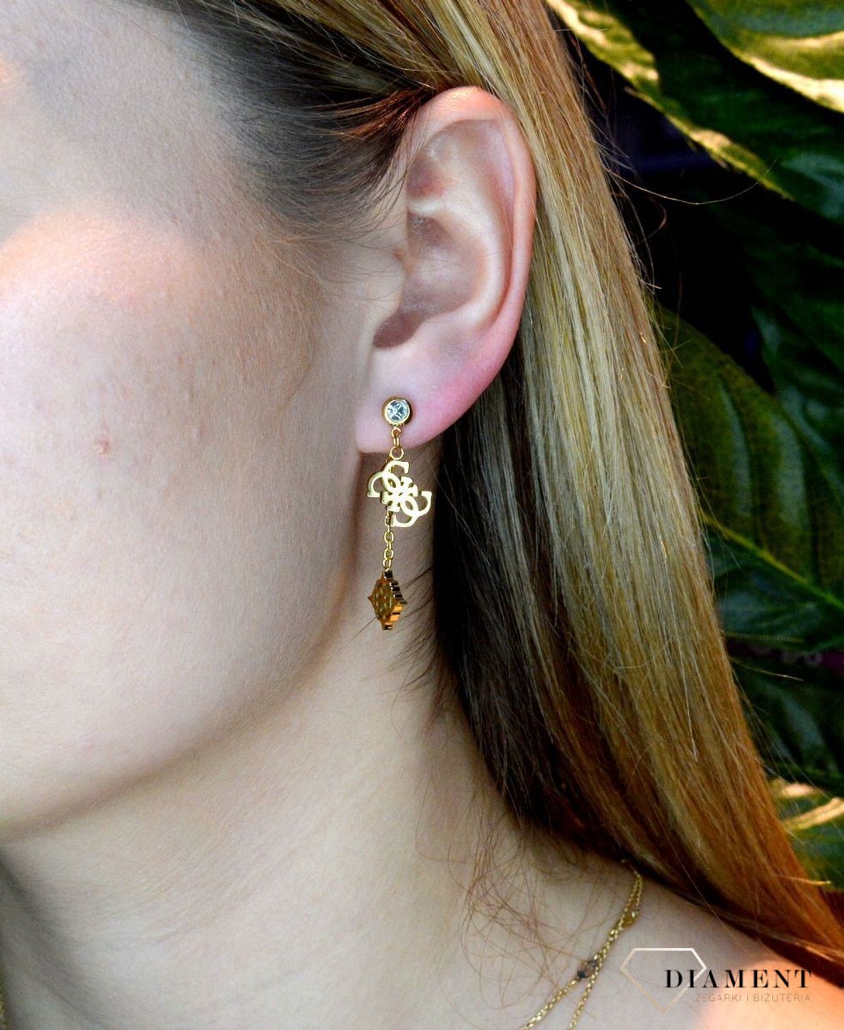 12Kolczyki złote damskie GUESS 'Wiszące logo' JUBE01177JWYGT.jpg