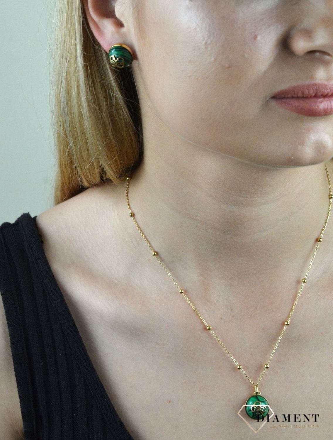 Kolczyki stalowe GUESS z logo w kolorze złota JUBE01392JWYGGN.  Stalowe kolczyki z logo marki GUESS w kolorze złotym z zielonym kamieniem malachitowym. Wkręcane kolczyki Guess z wygodnym zapięciem na sztyft. Kolczyki zostały (1).jpg