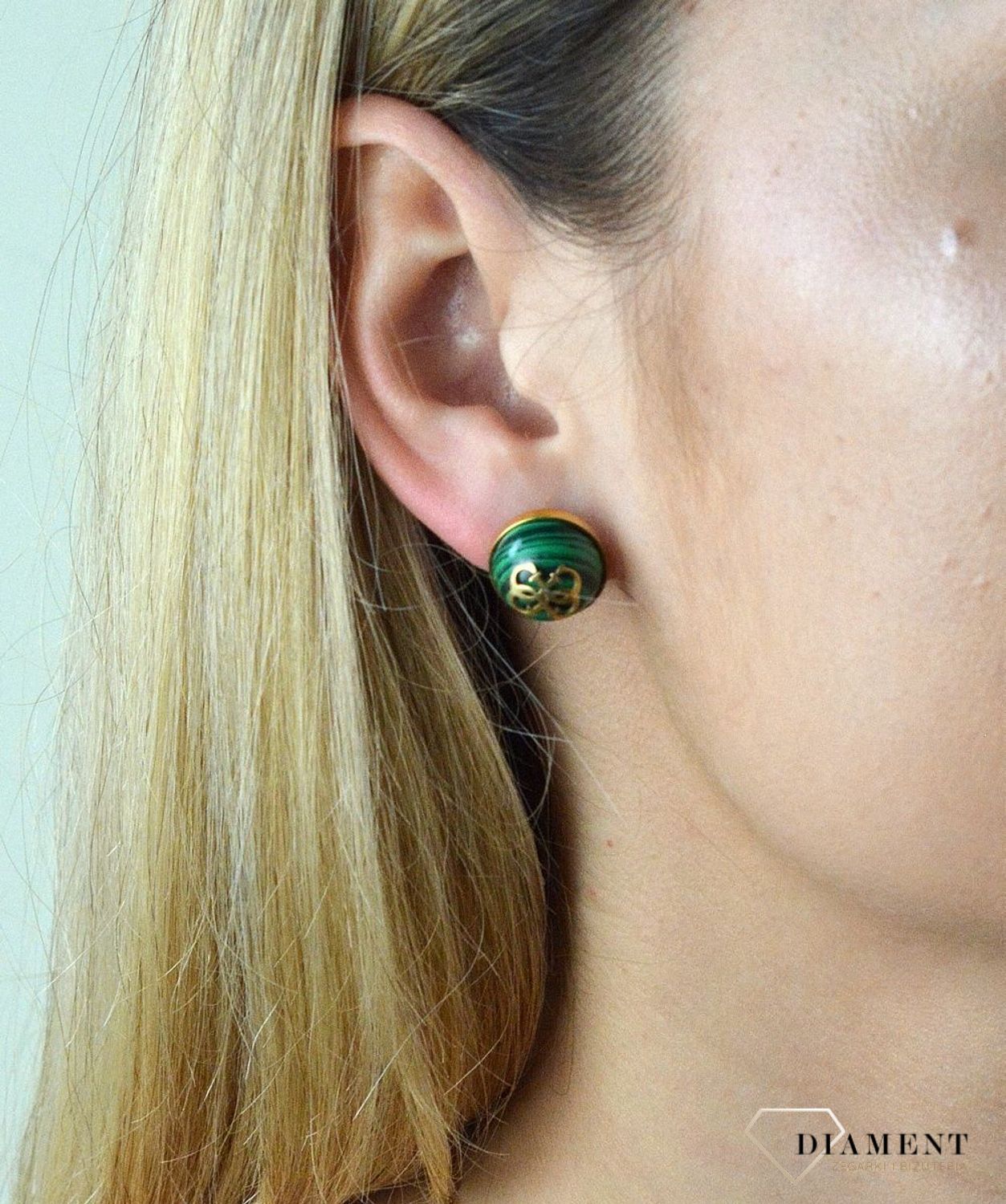 Kolczyki stalowe GUESS z logo w kolorze złota JUBE01392JWYGGN.  Stalowe kolczyki z logo marki GUESS w kolorze złotym z zielonym kamieniem malachitowym. Wkręcane kolczyki Guess z wygodnym zapięciem na sztyft. Kolczyki zostały (1).jpg