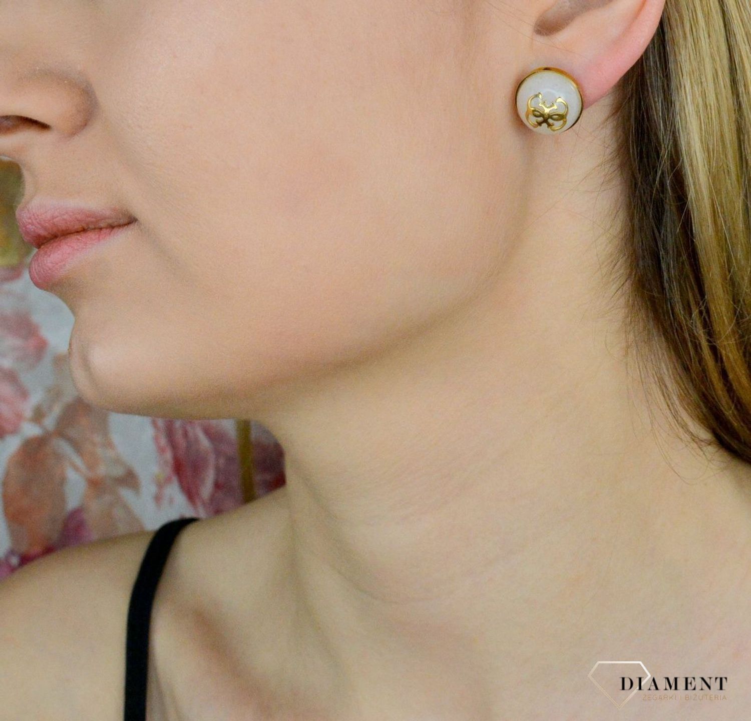 Kolczyki GUESS z mleczną emalią i złotymi literkami G JUBE01392JWYGWHu. Stalowe kolczyki z logo marki GUESS w kolorze złotym z kwarcem. Wkręcane kolczyki Guess (1).JPG