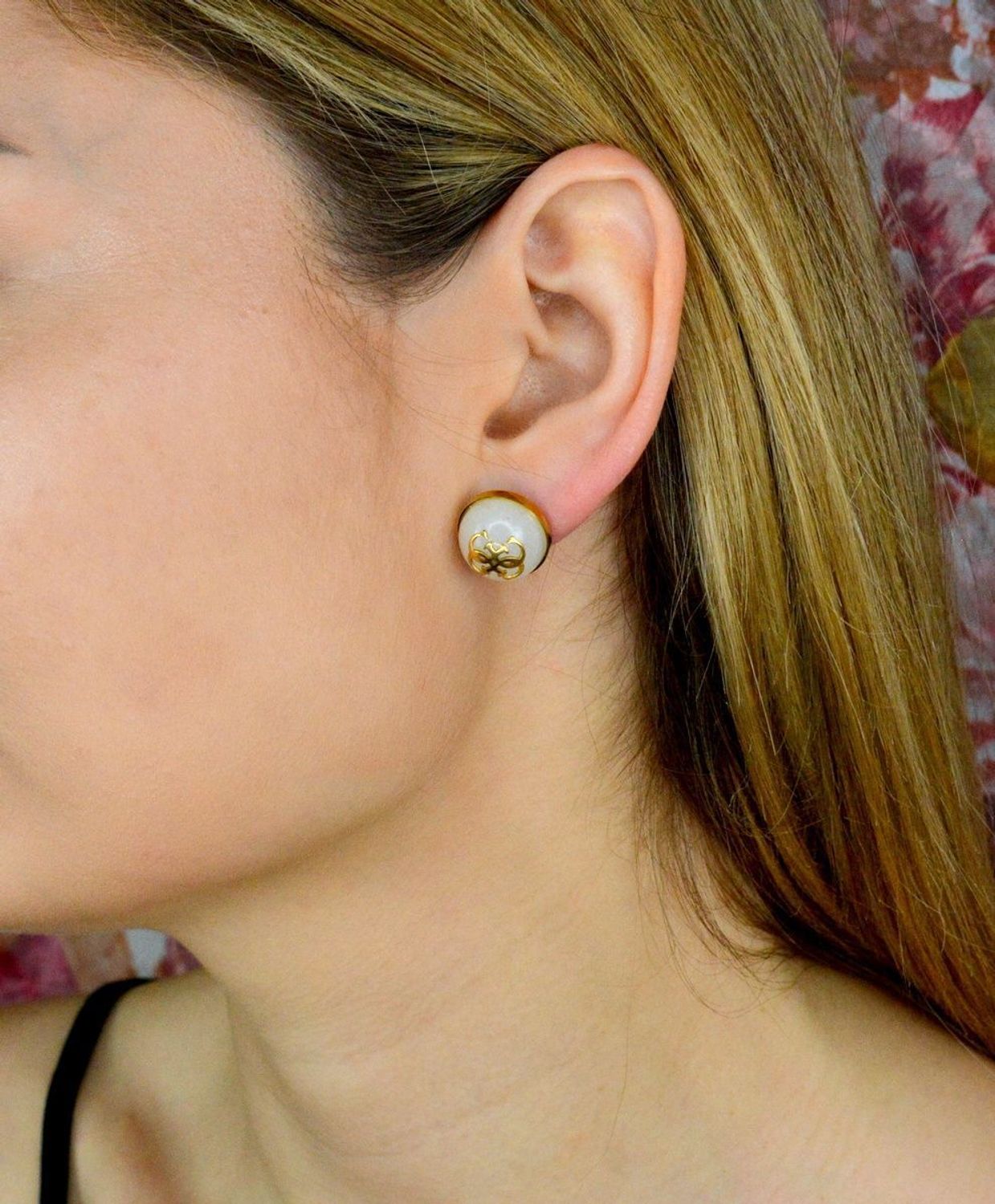 Kolczyki GUESS z mleczną emalią i złotymi literkami G JUBE01392JWYGWHu. Stalowe kolczyki z logo marki GUESS w kolorze złotym z kwarcem. Wkręcane kolczyki Guess (1).JPG