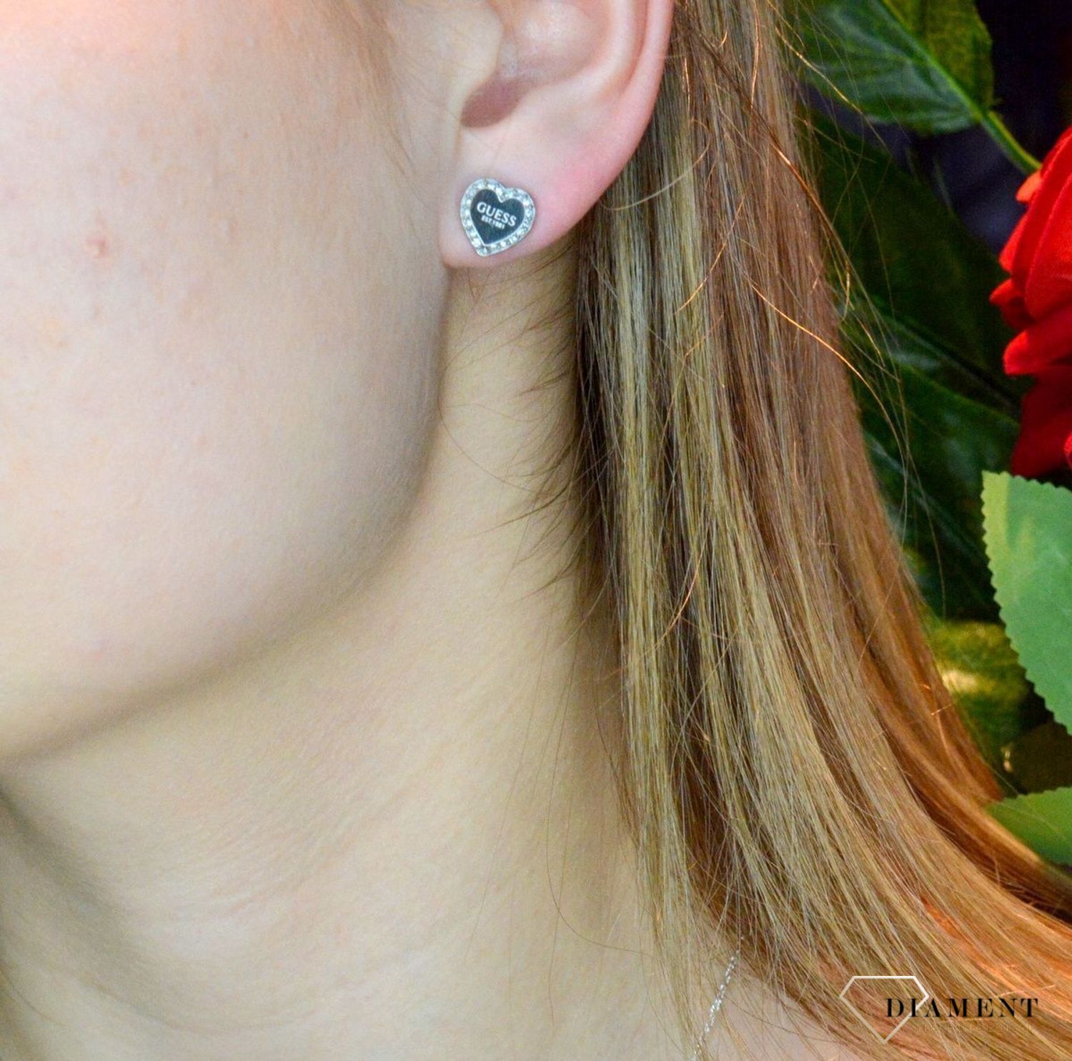 Kolczyki damskie GUESS serca z cyrkoniami i napisem Guess JUBE01427JWRHT. Kolczyki GUESS stalowe z napisem Guess i cyrkoniami w kształcie subtelnych serduszek. Stalowe kolczyki  wykonane z najwyższej jakości stali w kolorze srebra ozdobione k.jpg
