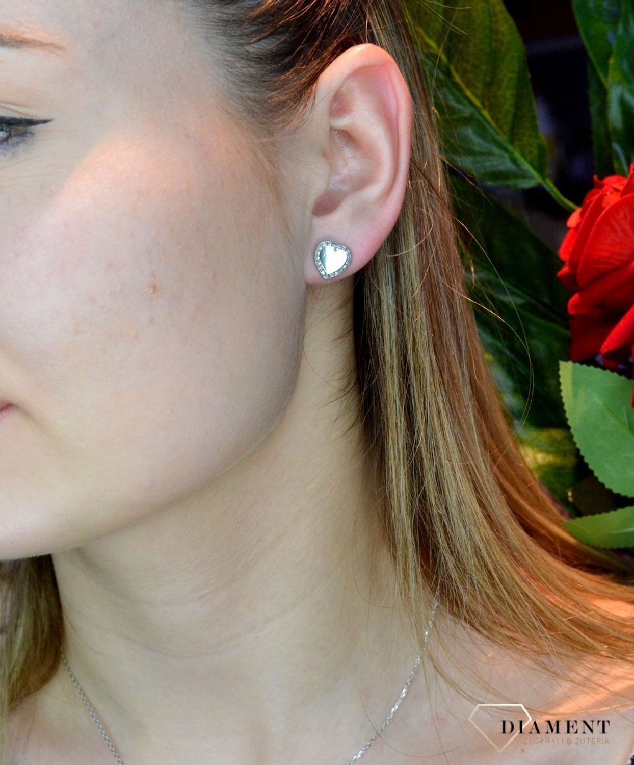 Kolczyki damskie GUESS serca z cyrkoniami i napisem Guess JUBE01427JWRHT. Kolczyki GUESS stalowe z napisem Guess i cyrkoniami w kształcie subtelnych serduszek. Stalowe kolczyki  wykonane z najwyższej jakości stali w kolorze srebra ozdobione k.jpg