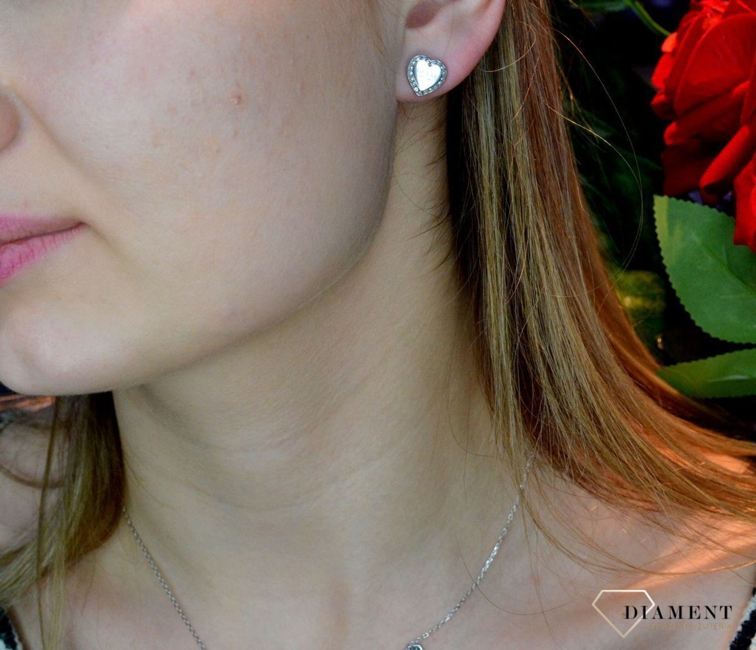 Kolczyki damskie GUESS serca z cyrkoniami i napisem Guess JUBE01427JWRHT. Kolczyki GUESS stalowe z napisem Guess i cyrkoniami w kształcie subtelnych serduszek. Stalowe kolczyki  wykonane z najwyższej jakości stali w kolorze srebra ozdobione k.jpg