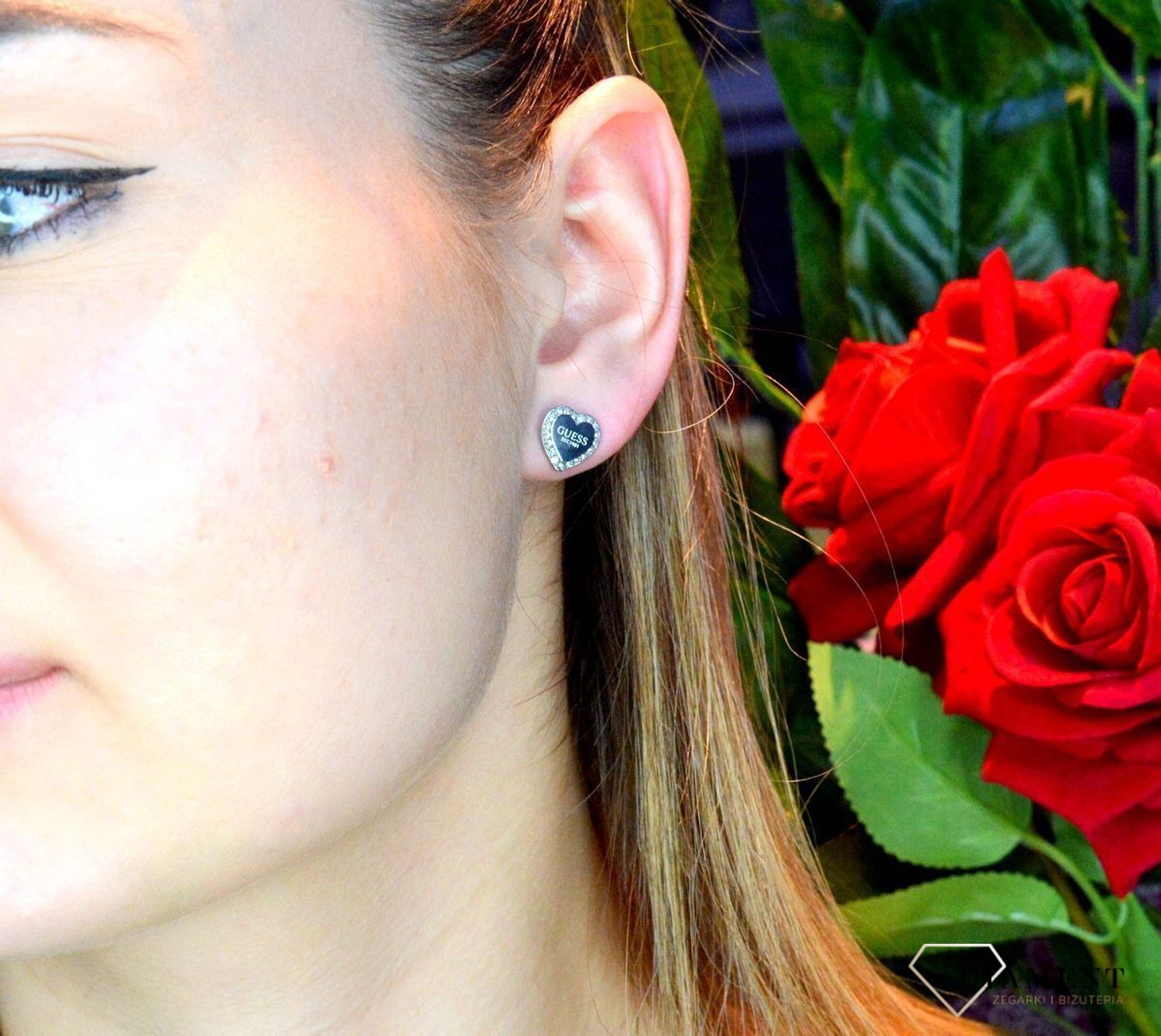 Kolczyki damskie GUESS serca z cyrkoniami i napisem Guess JUBE01427JWRHT. Kolczyki GUESS stalowe z napisem Guess i cyrkoniami w kształcie subtelnych serduszek. Stalowe kolczyki  wykonane z najwyższej jakości stali w kolorze srebra ozdobione k.jpg