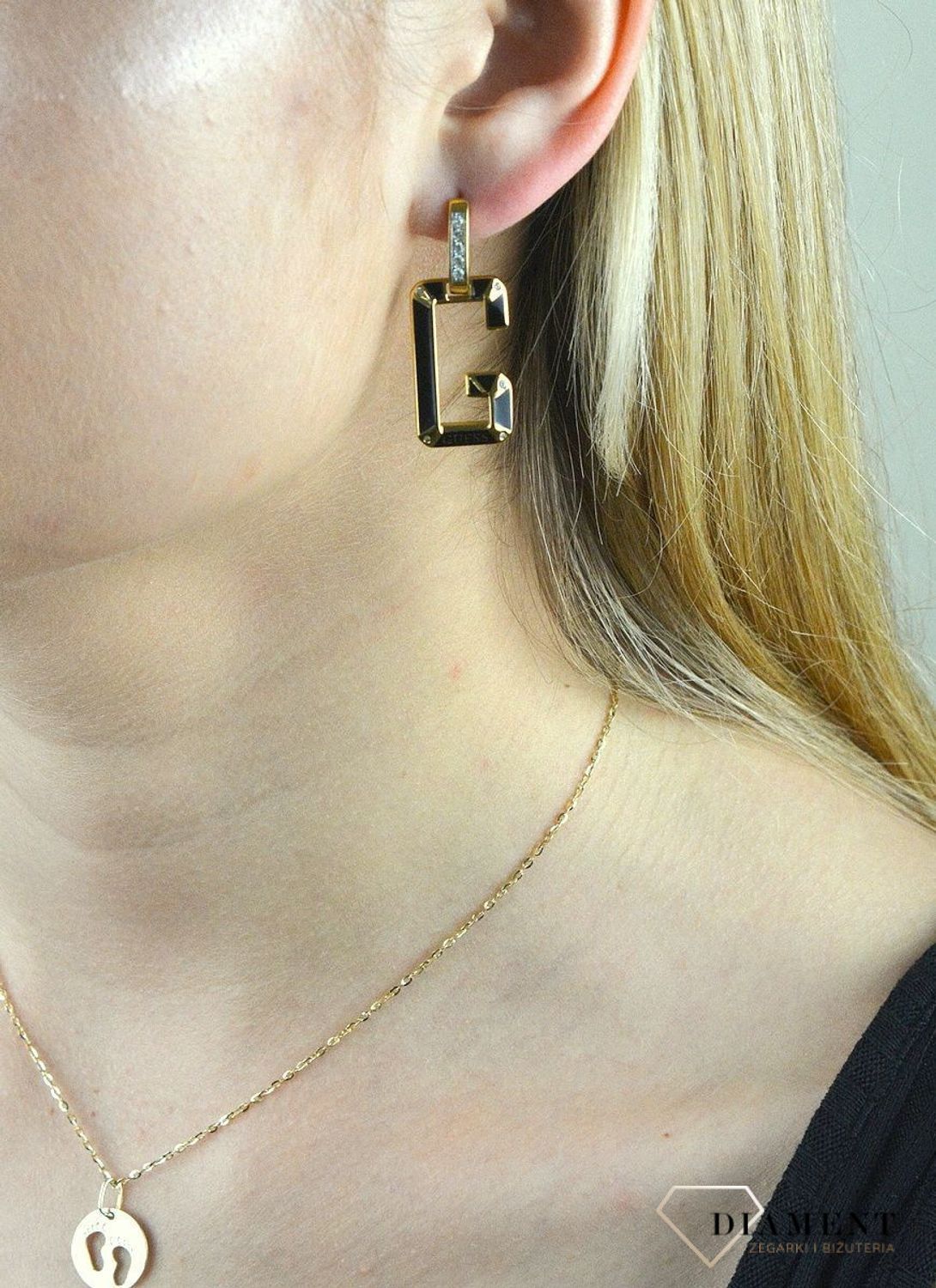 Kolczyki GUESS stalowe pozłacane literka 'G' w kolorze czarnym JUBE01469JWYGBK. Stalowe kolczyki  wiszące z logo marki 'G' w kolorze czarnym ozdobiony kryształami. Kolczyki składają się z zapięcia do którego dołączone logo w (1).jpg