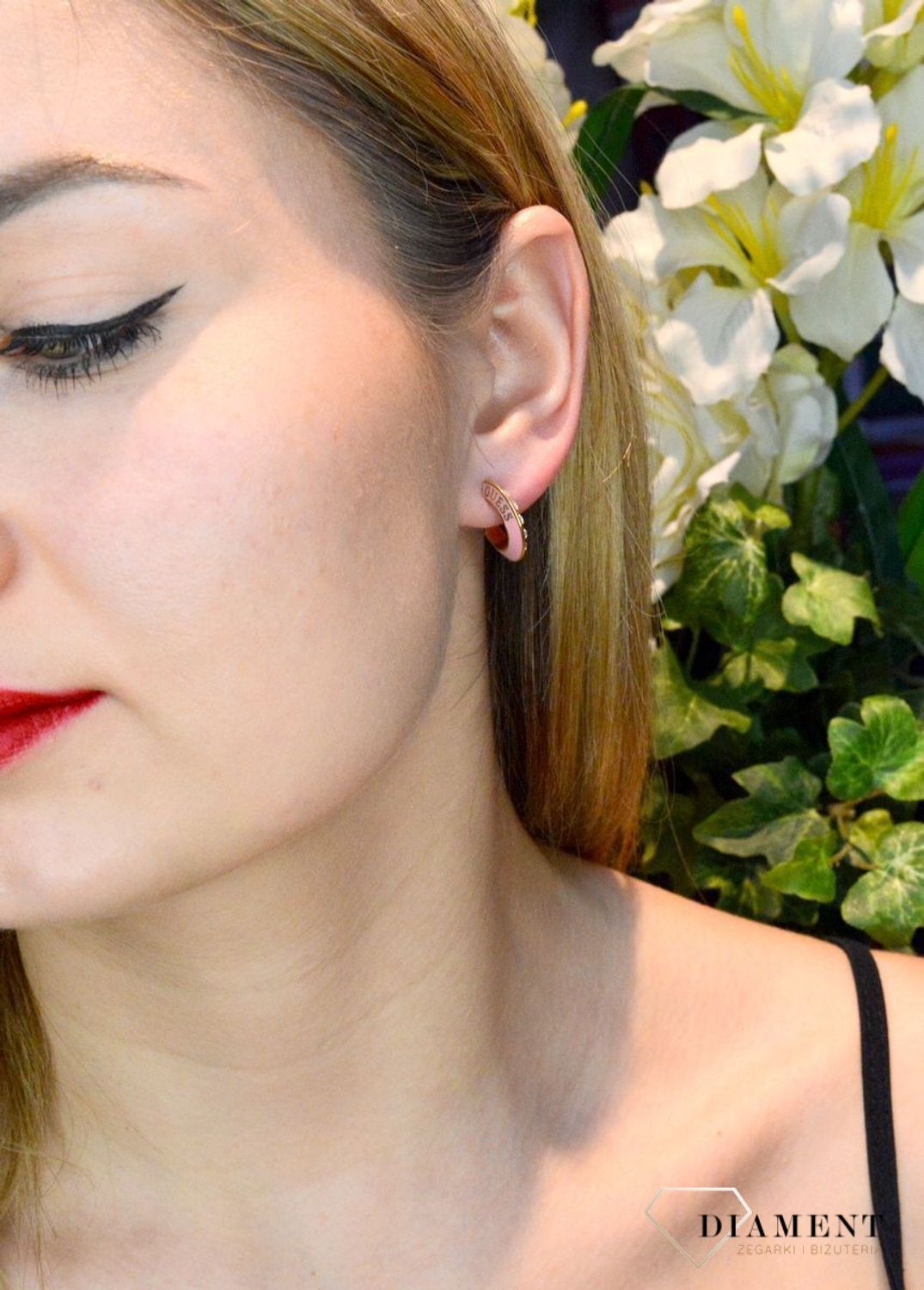 Kolczyki GUESS różowe kryształami JUBE01491JWYGPKT. Stalowe kolczyki wykonana z najwyższej jakości stali w kolorze złotym i różowym z  logo GUESS oraz kryształami zdobiącymi. Kolczyki zapinane na wygodne zapięcie typu sztyft..jpg