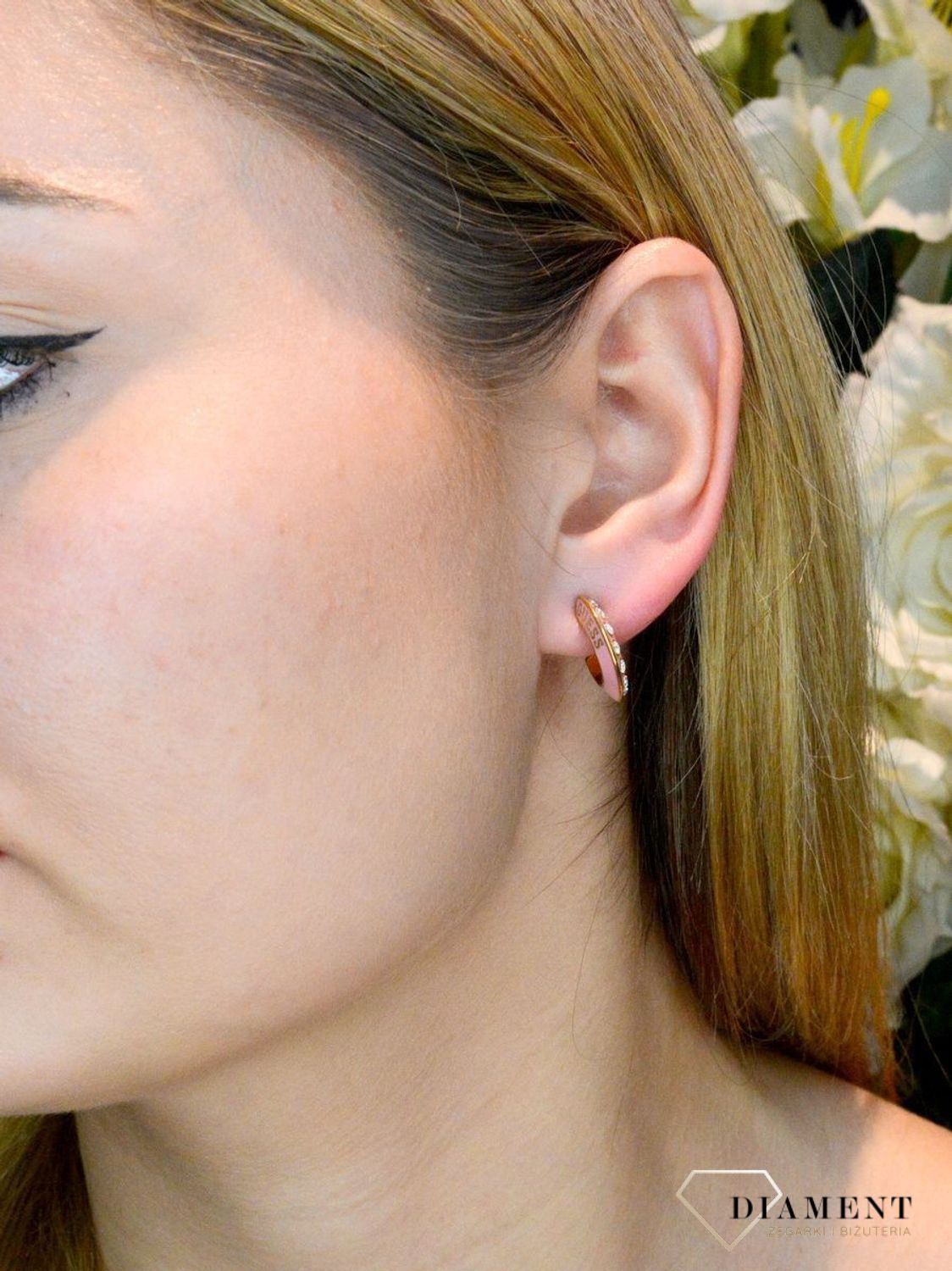 Kolczyki GUESS różowe kryształami JUBE01491JWYGPKT. Stalowe kolczyki wykonana z najwyższej jakości stali w kolorze złotym i różowym z  logo GUESS oraz kryształami zdobiącymi. Kolczyki zapinane na wygodne zapięcie typu sztyft..jpg