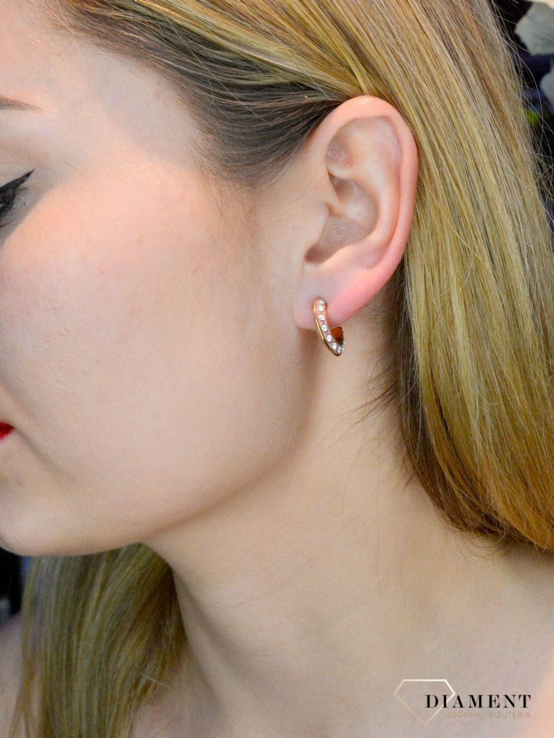 Kolczyki GUESS różowe kryształami JUBE01491JWYGPKT. Stalowe kolczyki wykonana z najwyższej jakości stali w kolorze złotym i różowym z  logo GUESS oraz kryształami zdobiącymi. Kolczyki zapinane na wygodne zapięcie typu sztyft..jpg