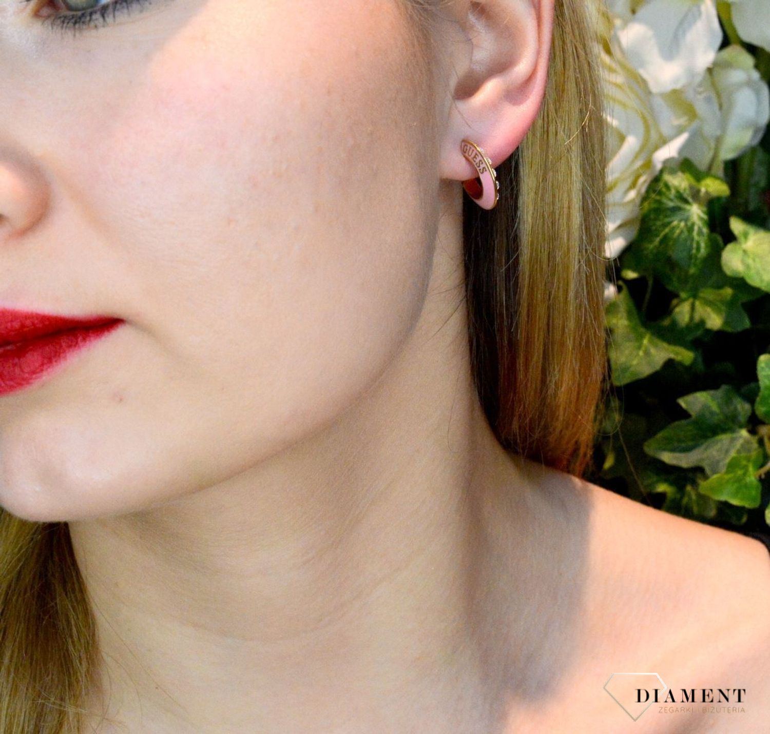 Kolczyki GUESS różowe kryształami JUBE01491JWYGPKT. Stalowe kolczyki wykonana z najwyższej jakości stali w kolorze złotym i różowym z  logo GUESS oraz kryształami zdobiącymi. Kolczyki zapinane na wygodne zapięcie typu sztyft..jpg