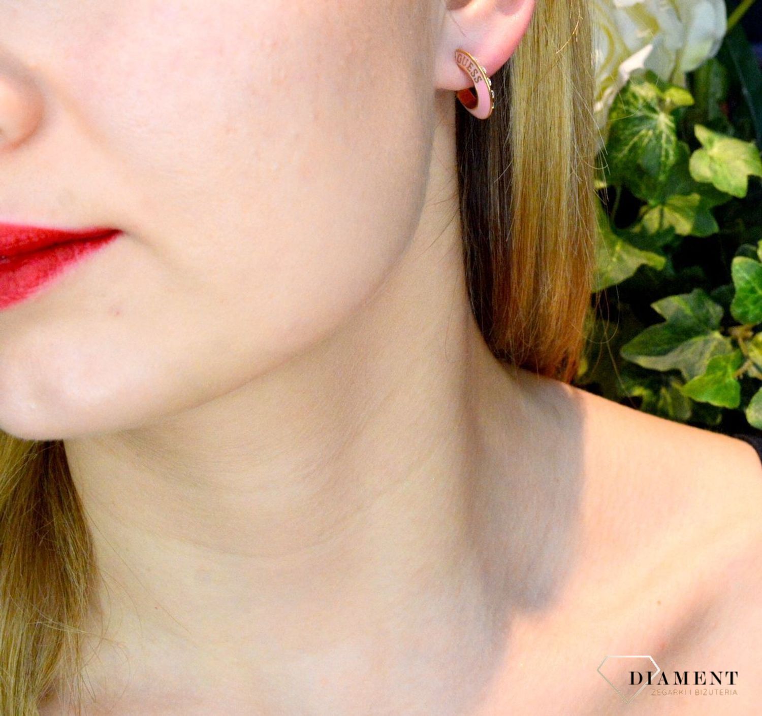 Kolczyki GUESS różowe kryształami JUBE01491JWYGPKT. Stalowe kolczyki wykonana z najwyższej jakości stali w kolorze złotym i różowym z  logo GUESS oraz kryształami zdobiącymi. Kolczyki zapinane na wygodne zapięcie typu sztyft..jpg