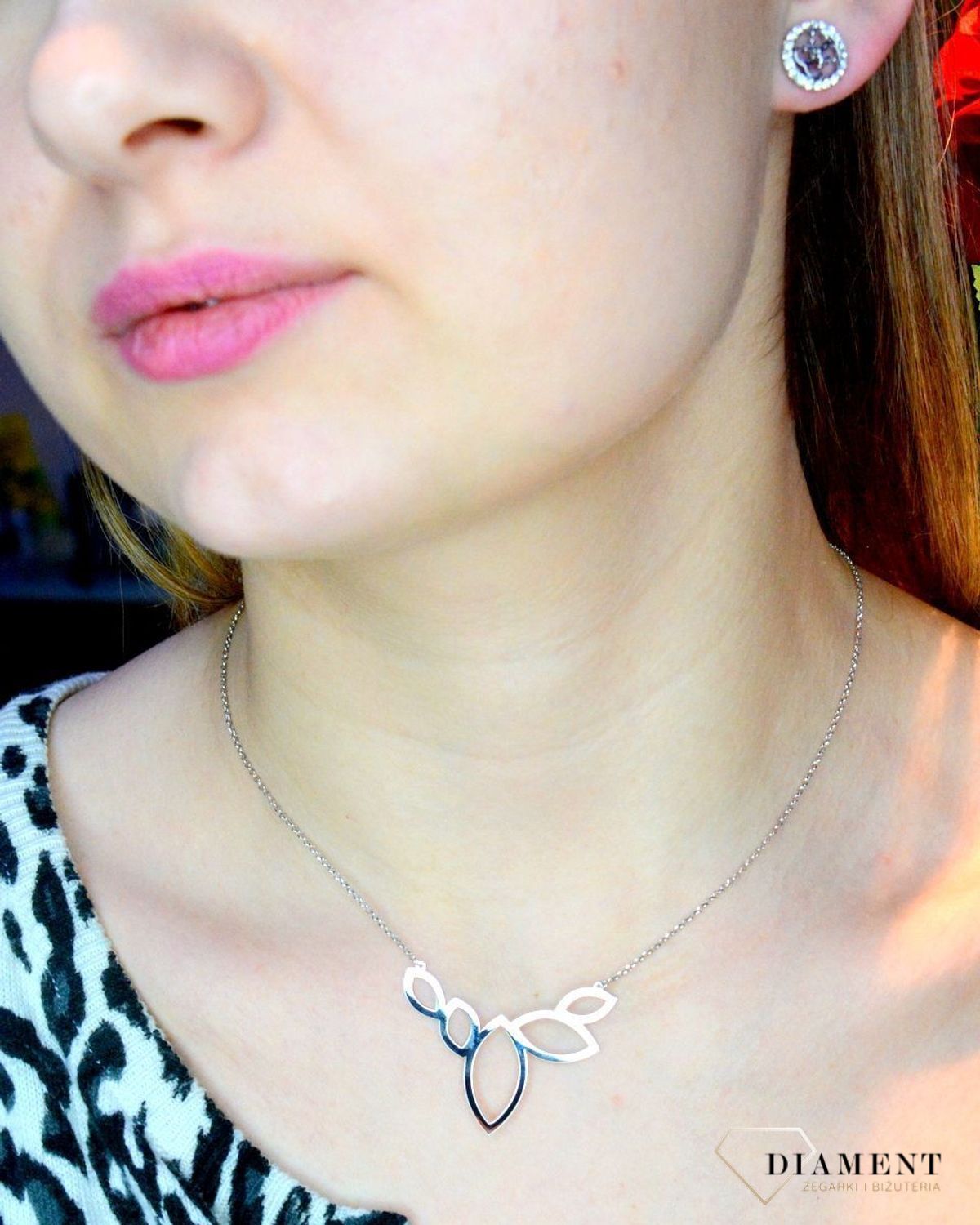 Kolczyki damskie GUESS stalowe stylowy Guess JUBE02136JWRHT. Kolczyki GUESS stalowe z napisem Guess i cyrkoniami. Stalowe kolczyki  wykonane z najwyższej jakości stali w kolorze srebra ozdobione kryształkami. Idealne na prezent..jpg