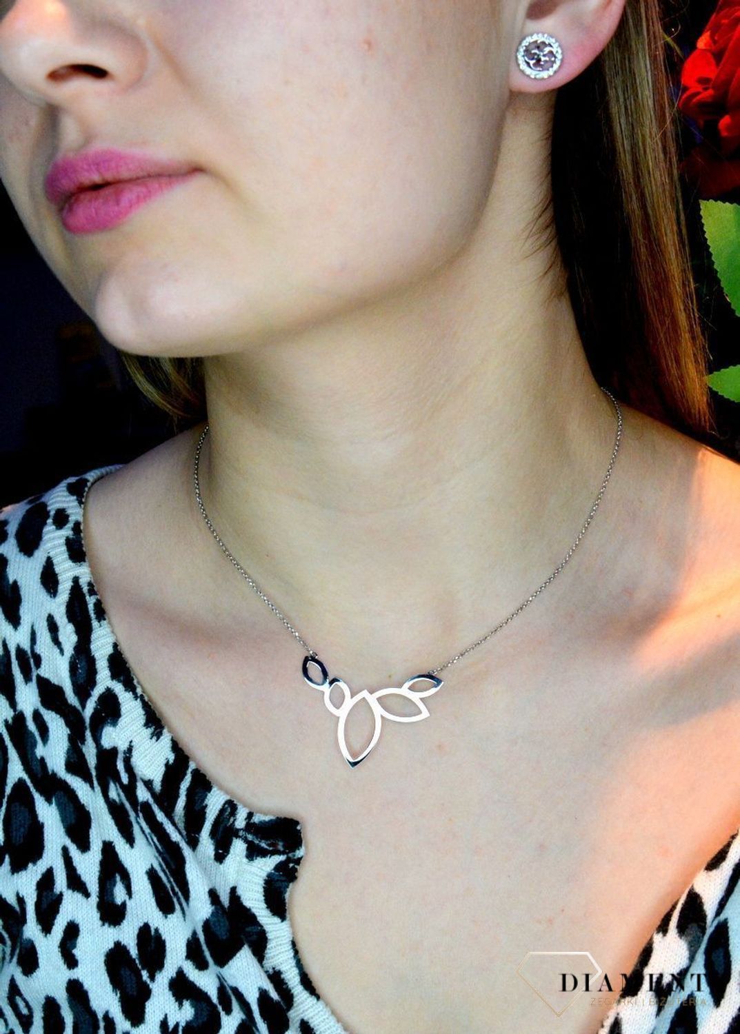 Kolczyki damskie GUESS stalowe stylowy Guess JUBE02136JWRHT. Kolczyki GUESS stalowe z napisem Guess i cyrkoniami. Stalowe kolczyki  wykonane z najwyższej jakości stali w kolorze srebra ozdobione kryształkami. Idealne na prezent..jpg