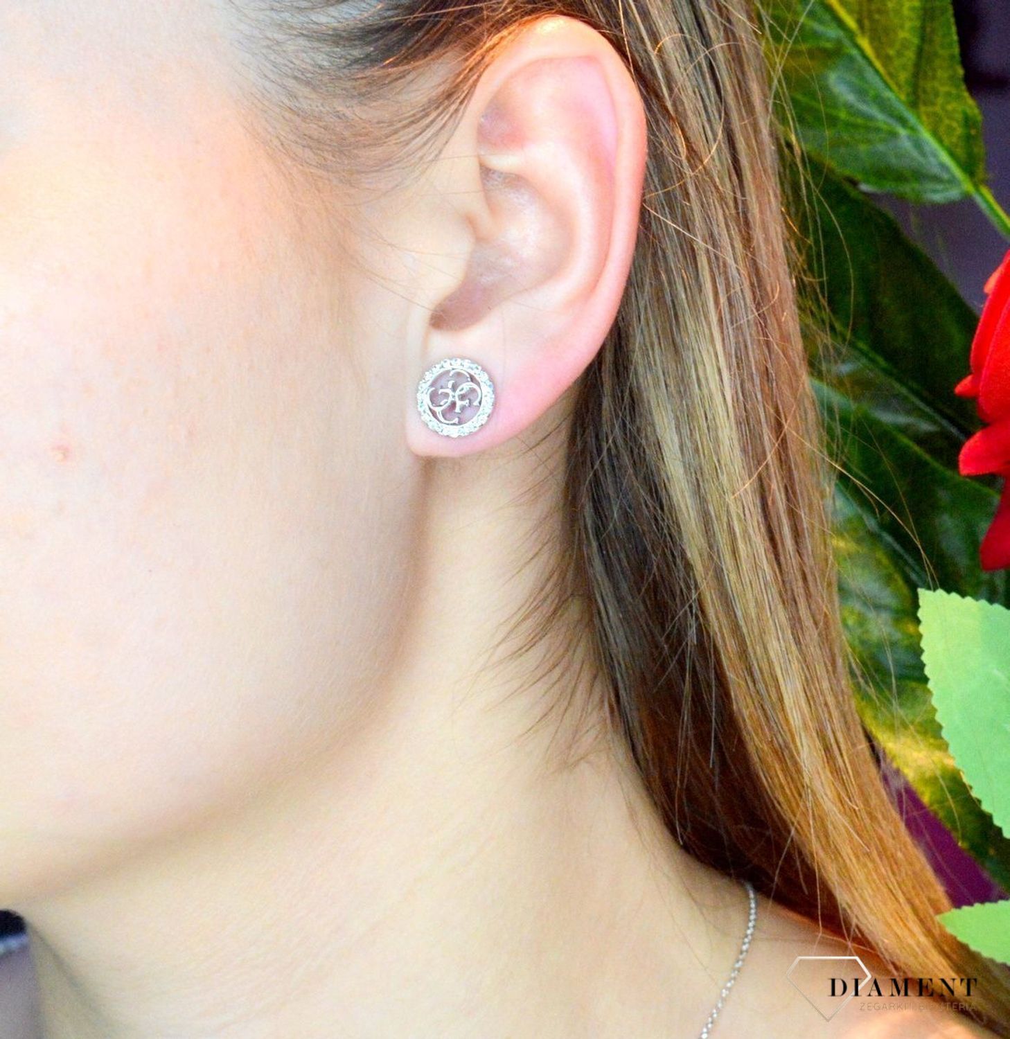 Kolczyki damskie GUESS stalowe stylowy Guess JUBE02136JWRHT. Kolczyki GUESS stalowe z napisem Guess i cyrkoniami. Stalowe kolczyki  wykonane z najwyższej jakości stali w kolorze srebra ozdobione kryształkami. Idealne na prezent..jpg