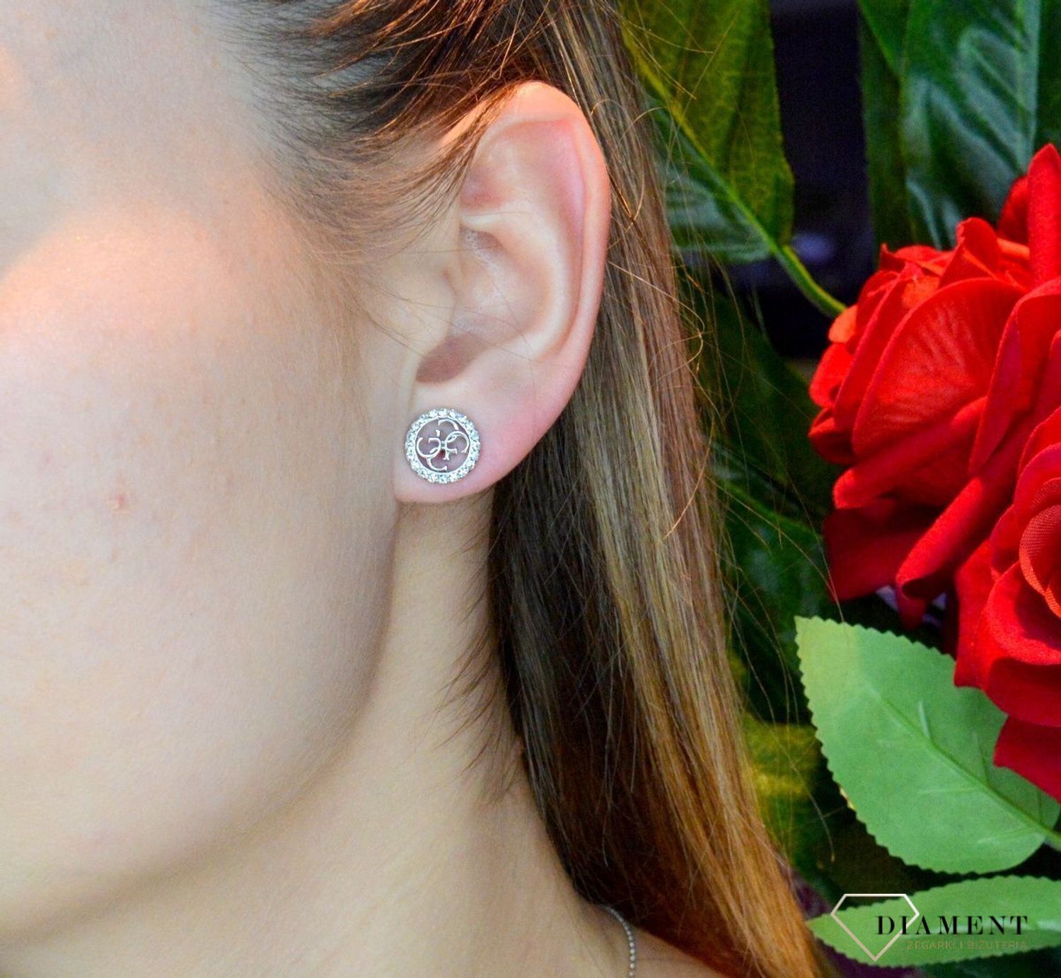 Kolczyki damskie GUESS stalowe stylowy Guess JUBE02136JWRHT. Kolczyki GUESS stalowe z napisem Guess i cyrkoniami. Stalowe kolczyki  wykonane z najwyższej jakości stali w kolorze srebra ozdobione kryształkami. Idealne na prezent..jpg