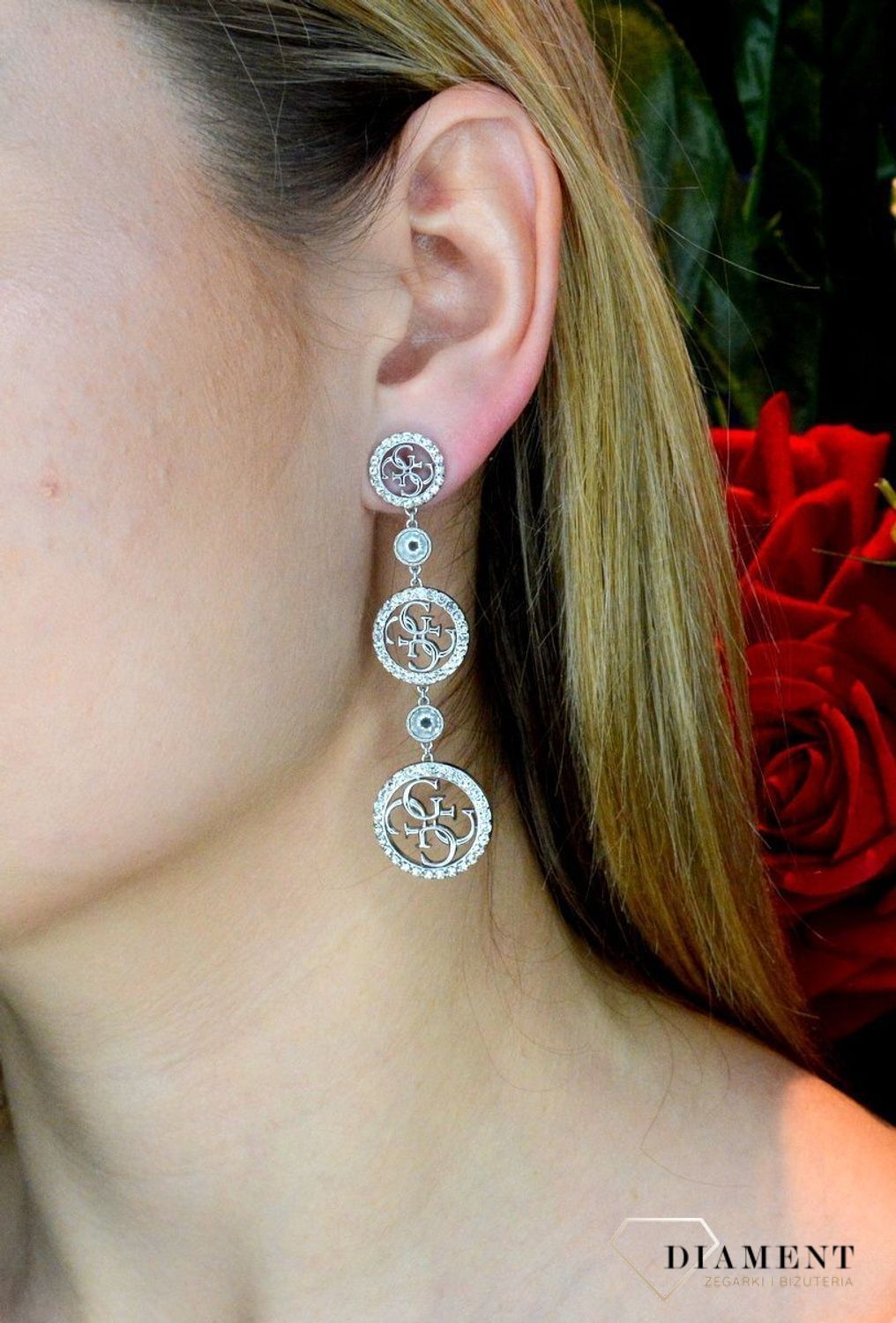 Kolczyki damskie GUESS wiszące z cyrkoniami Stal JUBE02144JWRHT. Stalowe kolczyki wiszące marki GUESS wykonane ze stali. Certyfikat autentyczności Guess. Stalowe kolczyki  wykonane z najwyższej jakości stali w kolorze srebra ozdobione kryształ.webp