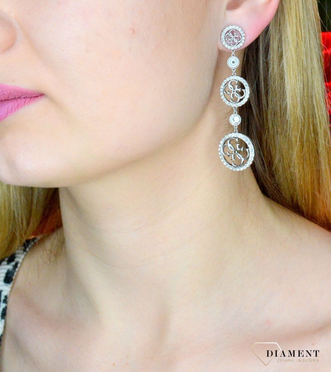 Kolczyki damskie GUESS wiszące z cyrkoniami Stal JUBE02144JWRHT. Stalowe kolczyki wiszące marki GUESS wykonane ze stali. Certyfikat autentyczności Guess. Stalowe kolczyki  wykonane z najwyższej jakości stali w kolorze srebra ozdobione kryształ.webp