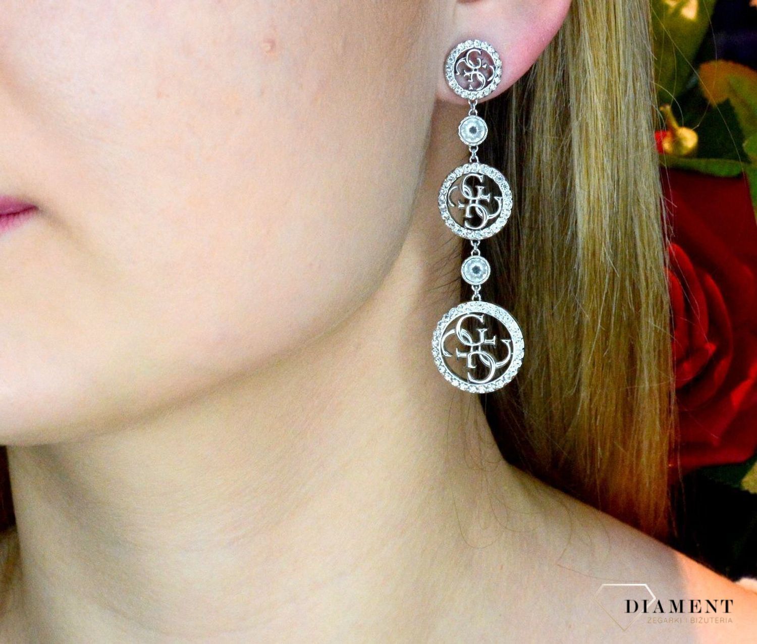 Kolczyki damskie GUESS wiszące z cyrkoniami Stal JUBE02144JWRHT. Stalowe kolczyki wiszące marki GUESS wykonane ze stali. Certyfikat autentyczności Guess. Stalowe kolczyki  wykonane z najwyższej jakości stali w kolorze srebra ozdobione kryształ.webp