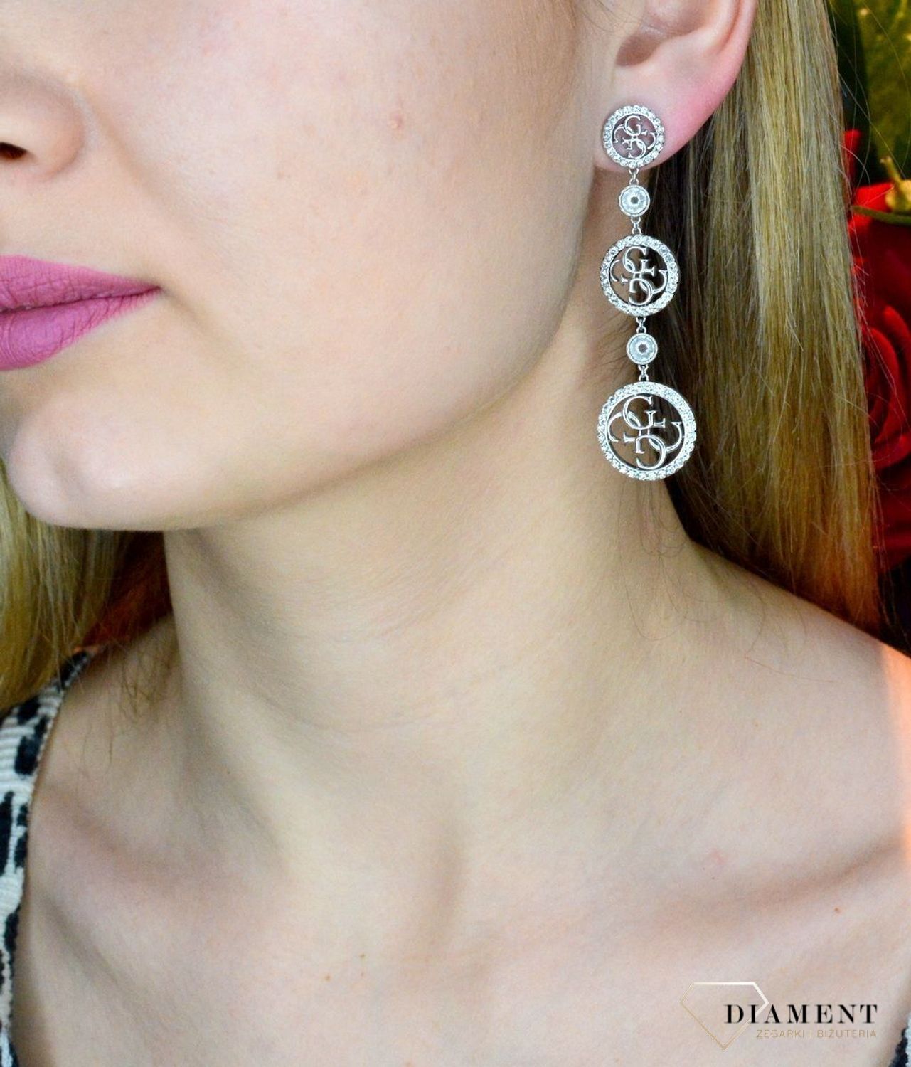 Kolczyki damskie GUESS wiszące z cyrkoniami Stal JUBE02144JWRHT. Stalowe kolczyki wiszące marki GUESS wykonane ze stali. Certyfikat autentyczności Guess. Stalowe kolczyki  wykonane z najwyższej jakości stali w kolorze srebra ozdobione kryształ.webp