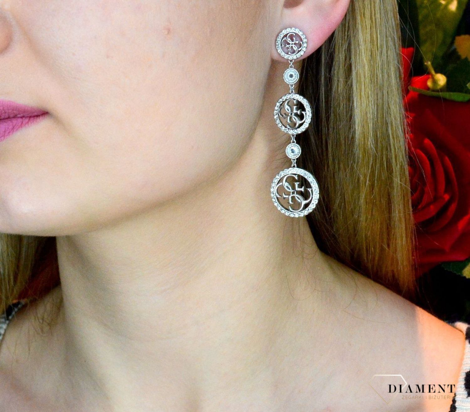 Kolczyki damskie GUESS wiszące z cyrkoniami Stal JUBE02144JWRHT. Stalowe kolczyki wiszące marki GUESS wykonane ze stali. Certyfikat autentyczności Guess. Stalowe kolczyki  wykonane z najwyższej jakości stali w kolorze srebra ozdobione kryształ.webp