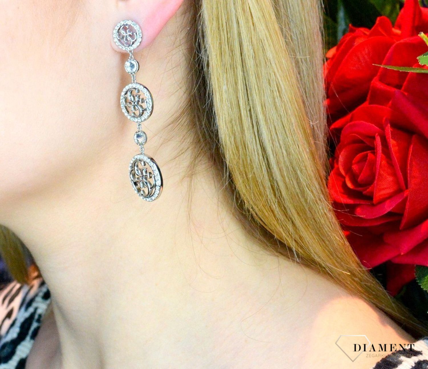 Kolczyki damskie GUESS wiszące z cyrkoniami Stal JUBE02144JWRHT. Stalowe kolczyki wiszące marki GUESS wykonane ze stali. Certyfikat autentyczności Guess. Stalowe kolczyki  wykonane z najwyższej jakości stali w kolorze srebra ozdobione kryształ.webp