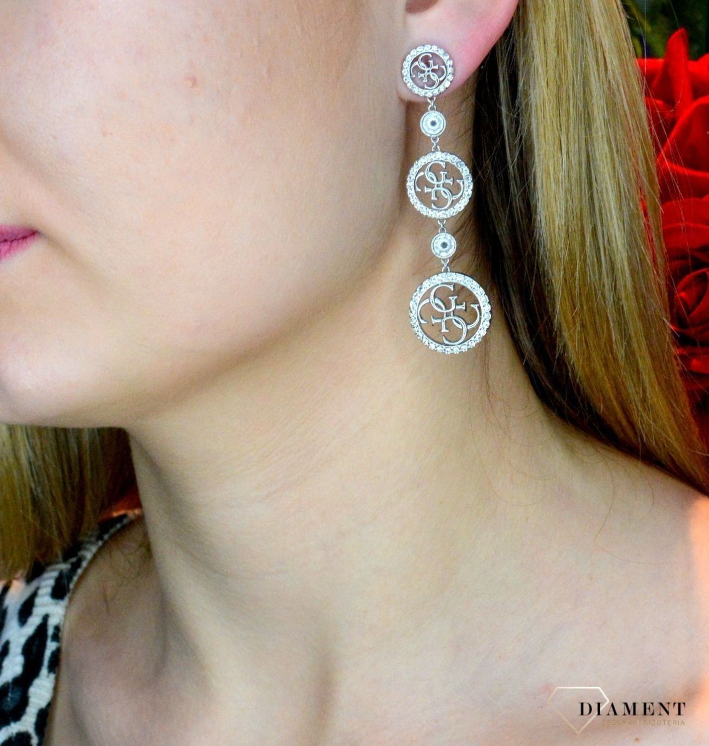 Kolczyki damskie GUESS wiszące z cyrkoniami Stal JUBE02144JWRHT. Stalowe kolczyki wiszące marki GUESS wykonane ze stali. Certyfikat autentyczności Guess. Stalowe kolczyki  wykonane z najwyższej jakości stali w kolorze srebra ozdobione kryształ.webp