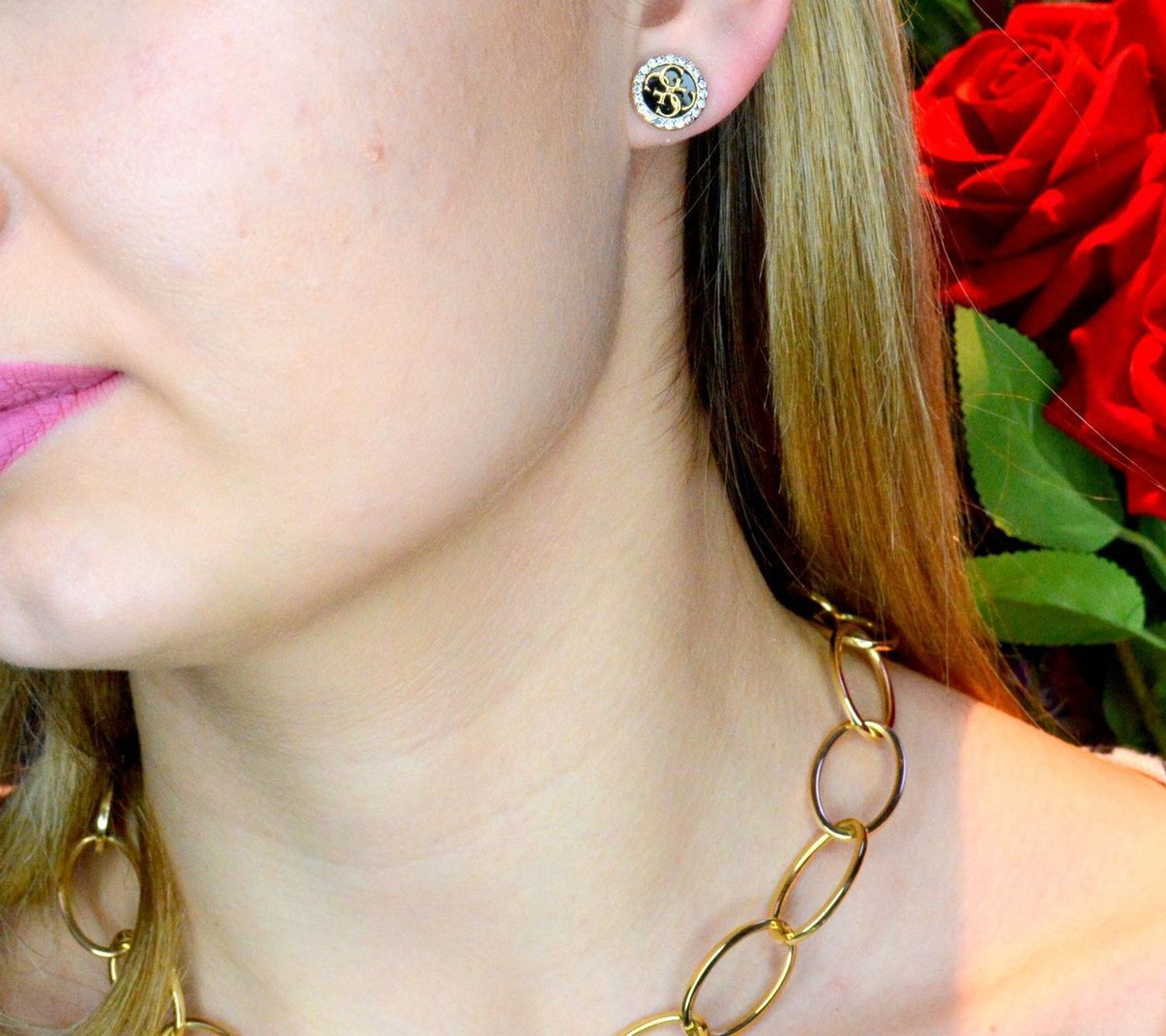 Złote kolczyki damskie GUESS przy uchu czarna emalia JUBE02147JWYGBKTU..jpg