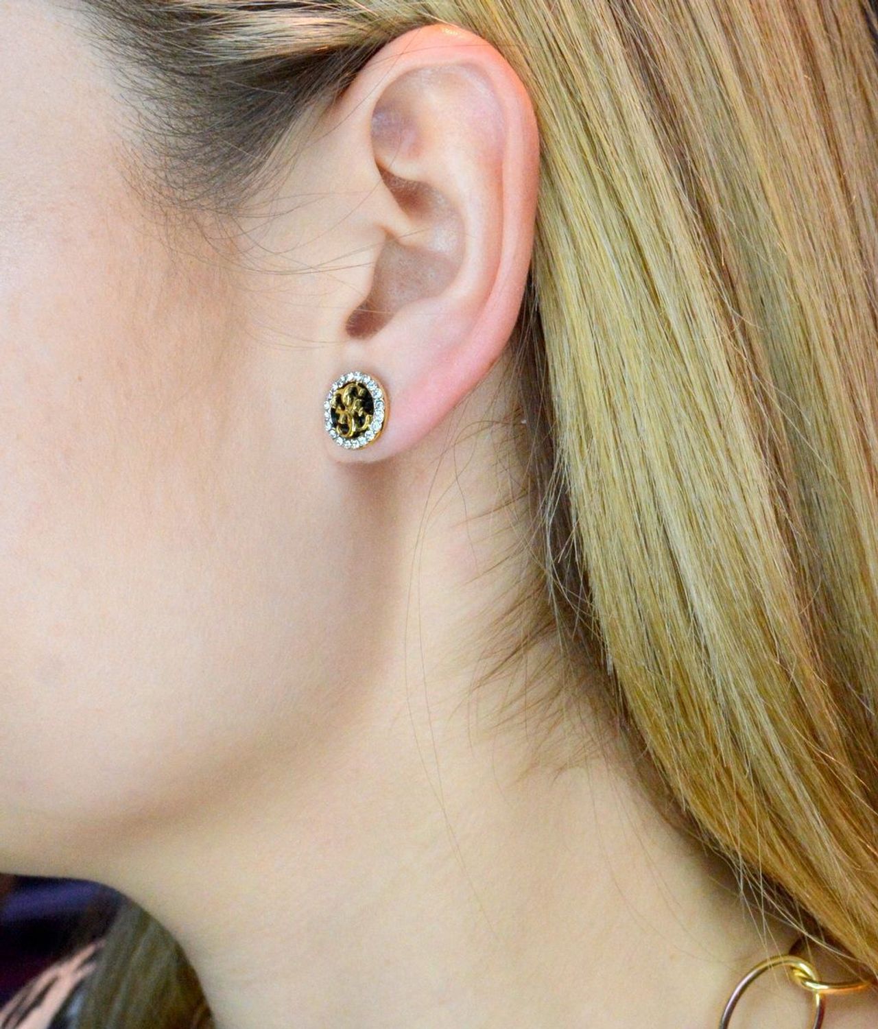 Złote kolczyki damskie GUESS przy uchu czarna emalia JUBE02147JWYGBKTU..jpg