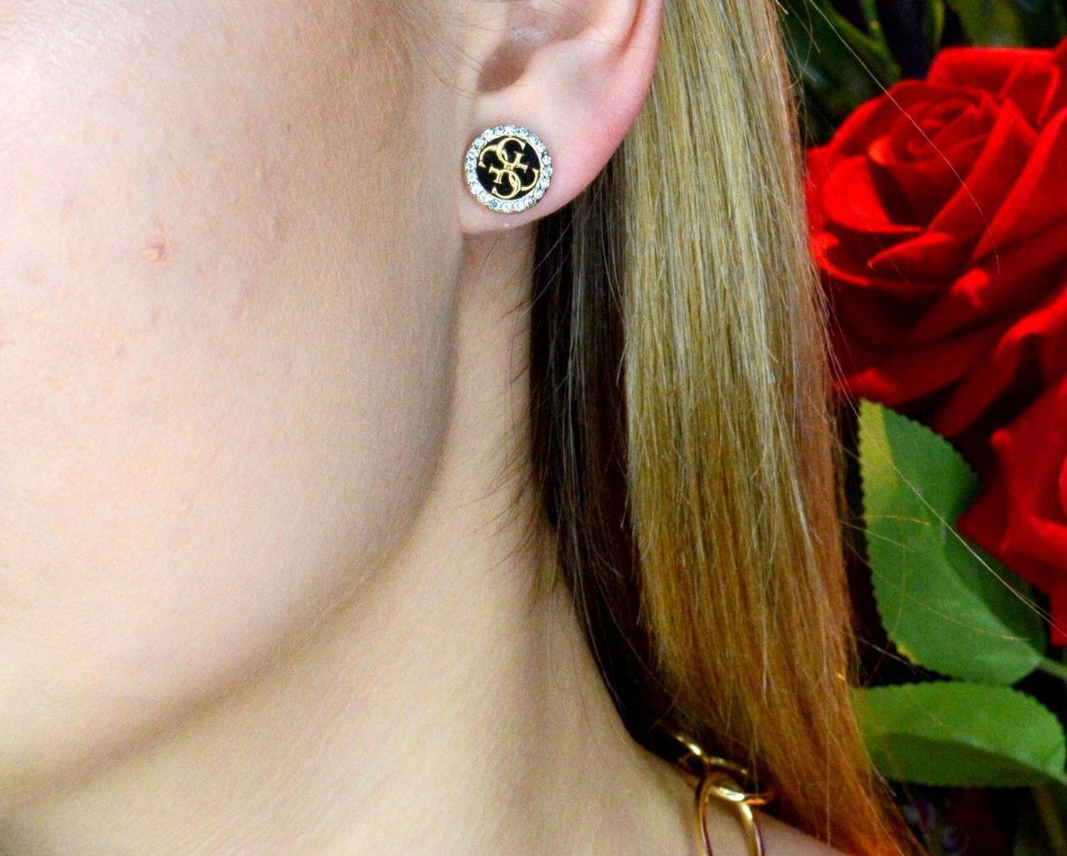 Złote kolczyki damskie GUESS przy uchu czarna emalia JUBE02147JWYGBKTU..jpg