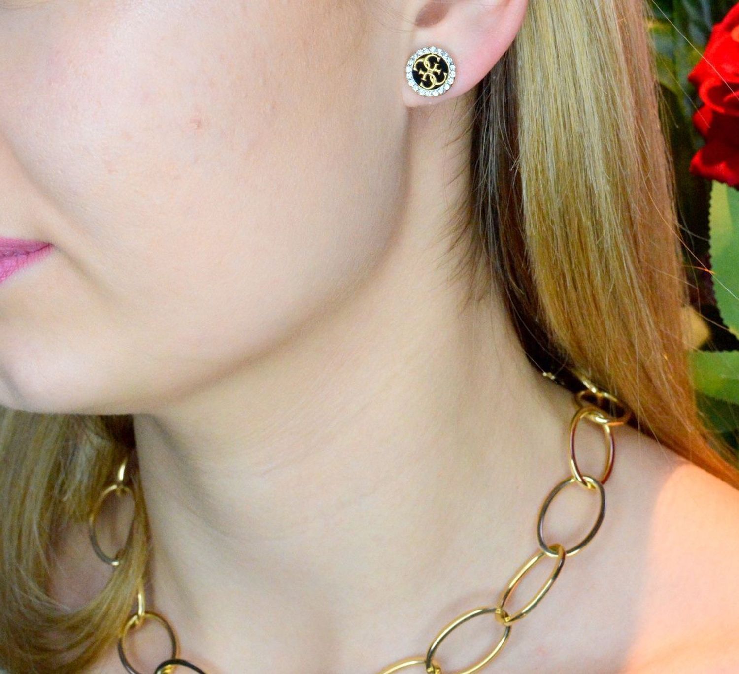 Złote kolczyki damskie GUESS przy uchu czarna emalia JUBE02147JWYGBKTU..jpg