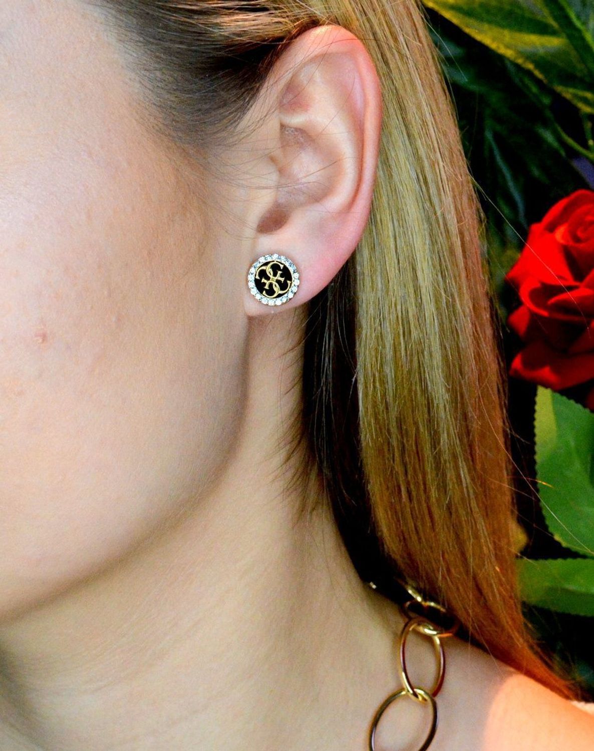 Złote kolczyki damskie GUESS przy uchu czarna emalia JUBE02147JWYGBKTU..jpg