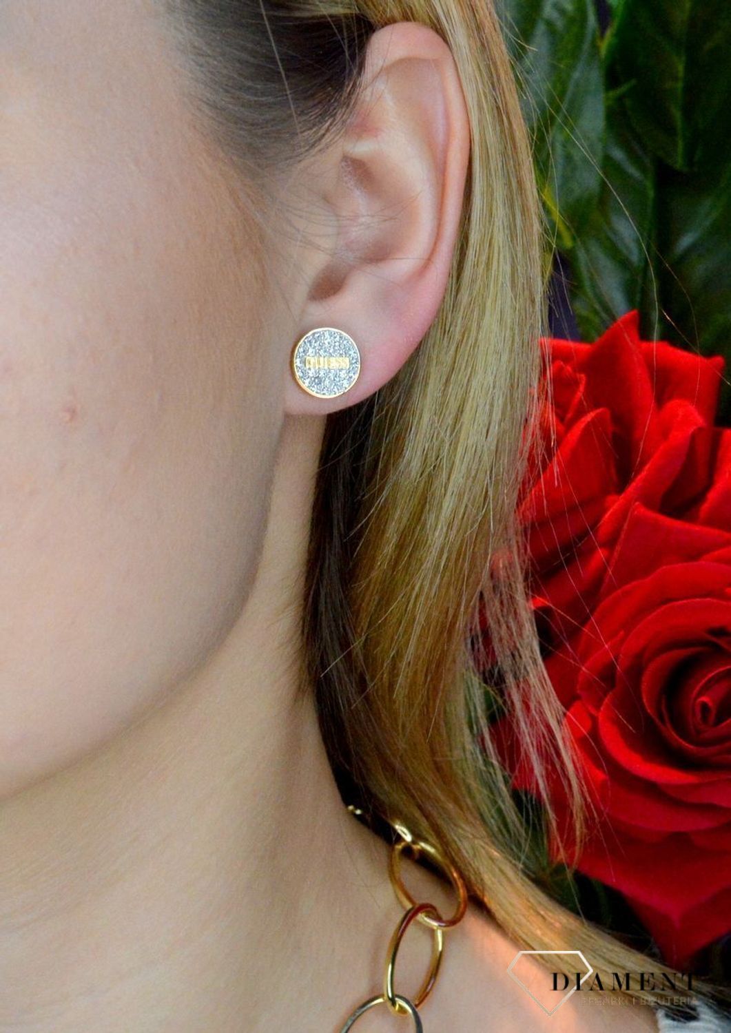 Złote kolczyki damskie GUESS przy uchu z cyrkoniami JUBE02155JWYGTU. Kolczyki GUESS stalowe z napisem Guess i cyrkoniami w okrągłym kształcie. Stalowe kolczyki  wykonane z najwyższej jakości stali w kolorze złota ozdobione kryształkami. Średn.jpg