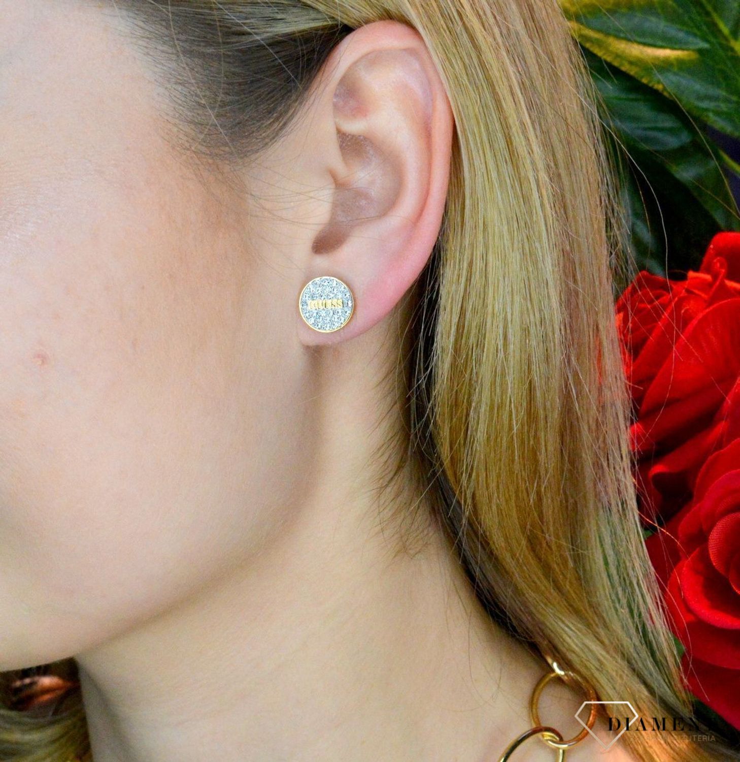 Złote kolczyki damskie GUESS przy uchu z cyrkoniami JUBE02155JWYGTU. Kolczyki GUESS stalowe z napisem Guess i cyrkoniami w okrągłym kształcie. Stalowe kolczyki  wykonane z najwyższej jakości stali w kolorze złota ozdobione kryształkami. Średn.jpg