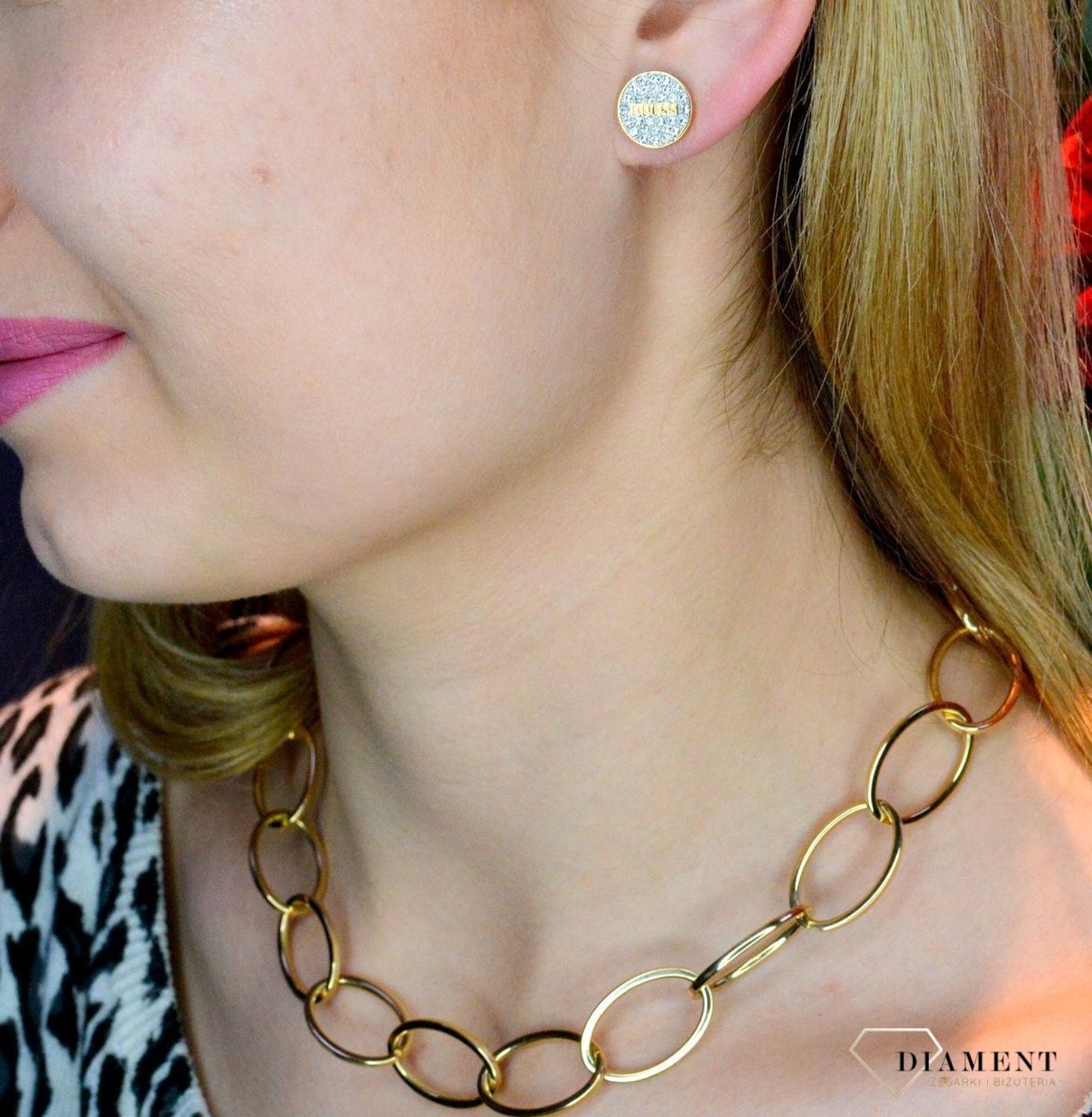 Złote kolczyki damskie GUESS przy uchu z cyrkoniami JUBE02155JWYGTU. Kolczyki GUESS stalowe z napisem Guess i cyrkoniami w okrągłym kształcie. Stalowe kolczyki  wykonane z najwyższej jakości stali w kolorze złota ozdobione kryształkami. Średn.jpg